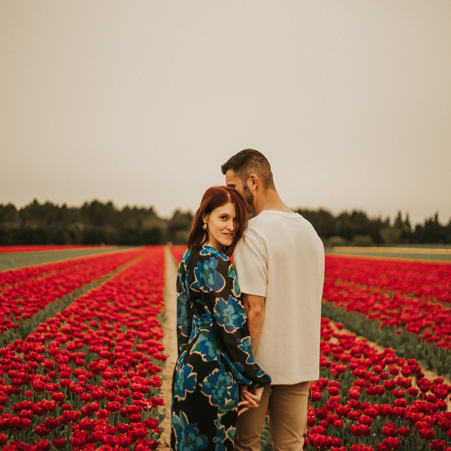 Retour sur cette jolie s&eacute;ance photo d'amoureux dans les tulipes ❤️
@choupii_mum 
.
www.luxeaphotographie.com
.
#luxeaphotographie #seancephotocouple #tulipes #printemps #love #photographeprovence #nature #jonquieres