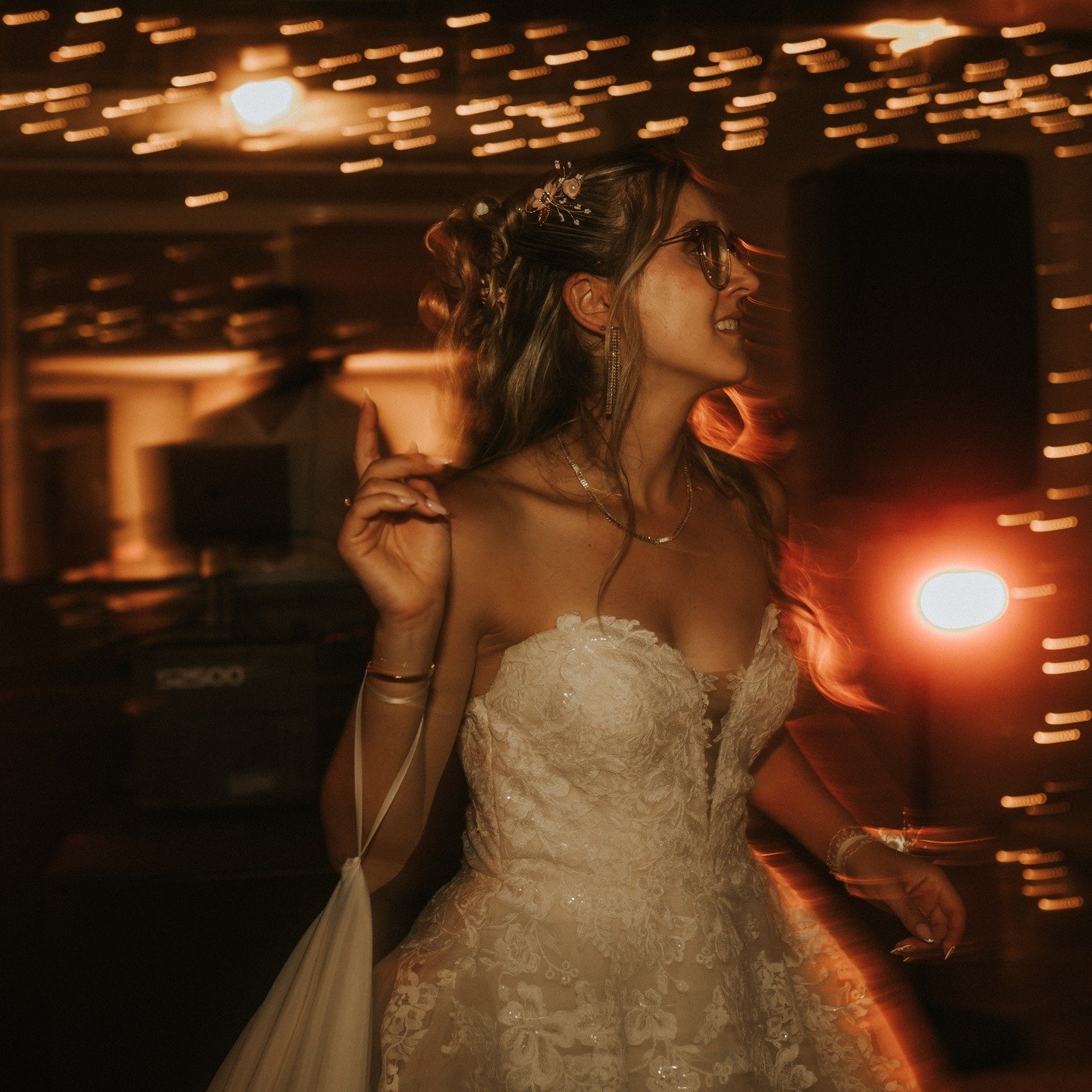 C&rsquo;est assez rare que je partage des photos prises en soir&eacute;e de mariage&hellip; et pourtant, ce sont souvent celles qui me rappellent le plus mes d&eacute;buts en photo. L&rsquo;ambiance, les lumi&egrave;res, l&rsquo;&eacute;nergie, les c