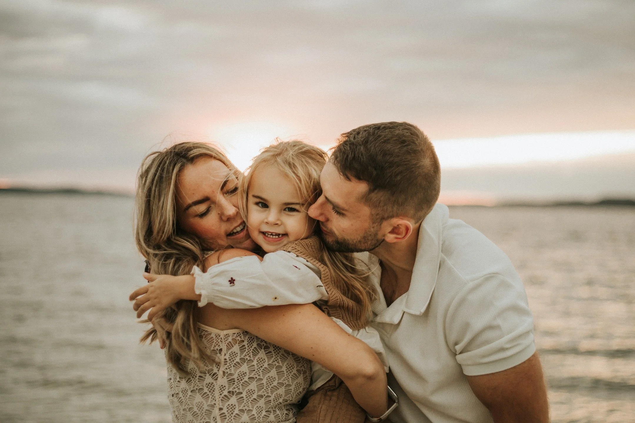 Le soleil d’automne offre les plus jolies lumières... dorées, chaleureuses et douces 🍂☀️
Parfait pour immortaliser vos moments en famille 💛
Quelques places sont encore libres pendant les vacances — MP pour réserver