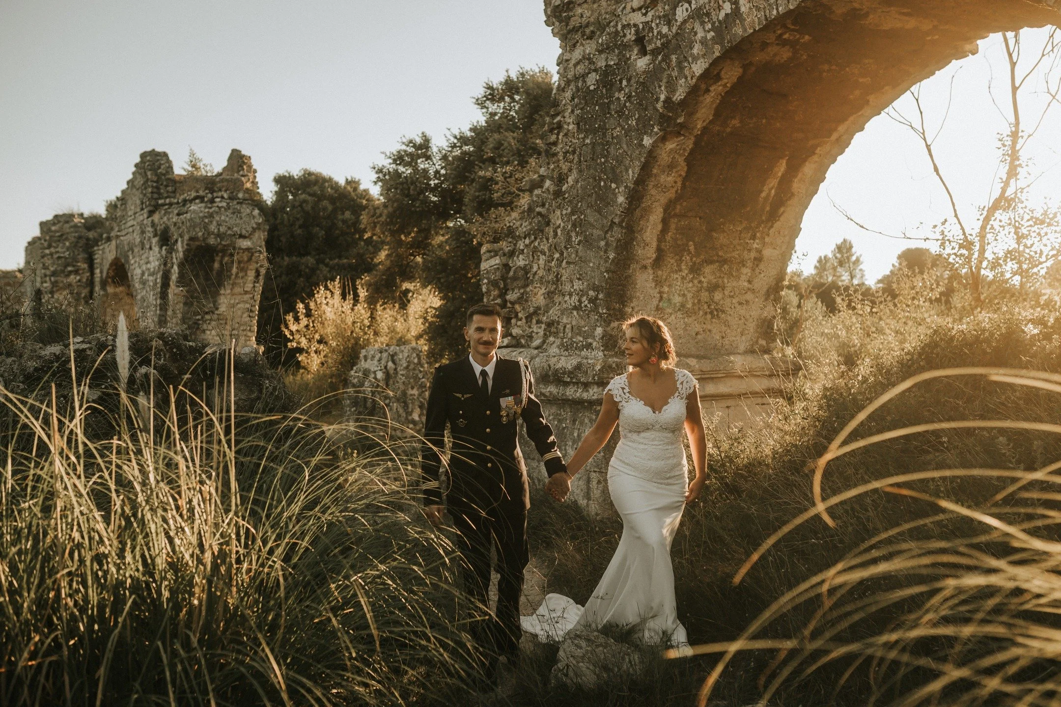Il a plu des trombes d’eau le jour de leur mariage, alors je leur ai proposé de refaire une séance quelques jours plus tard, au coucher du soleil 🌅
Et quel bonheur ! La lumière dorée sur les ruines, la vég&ea