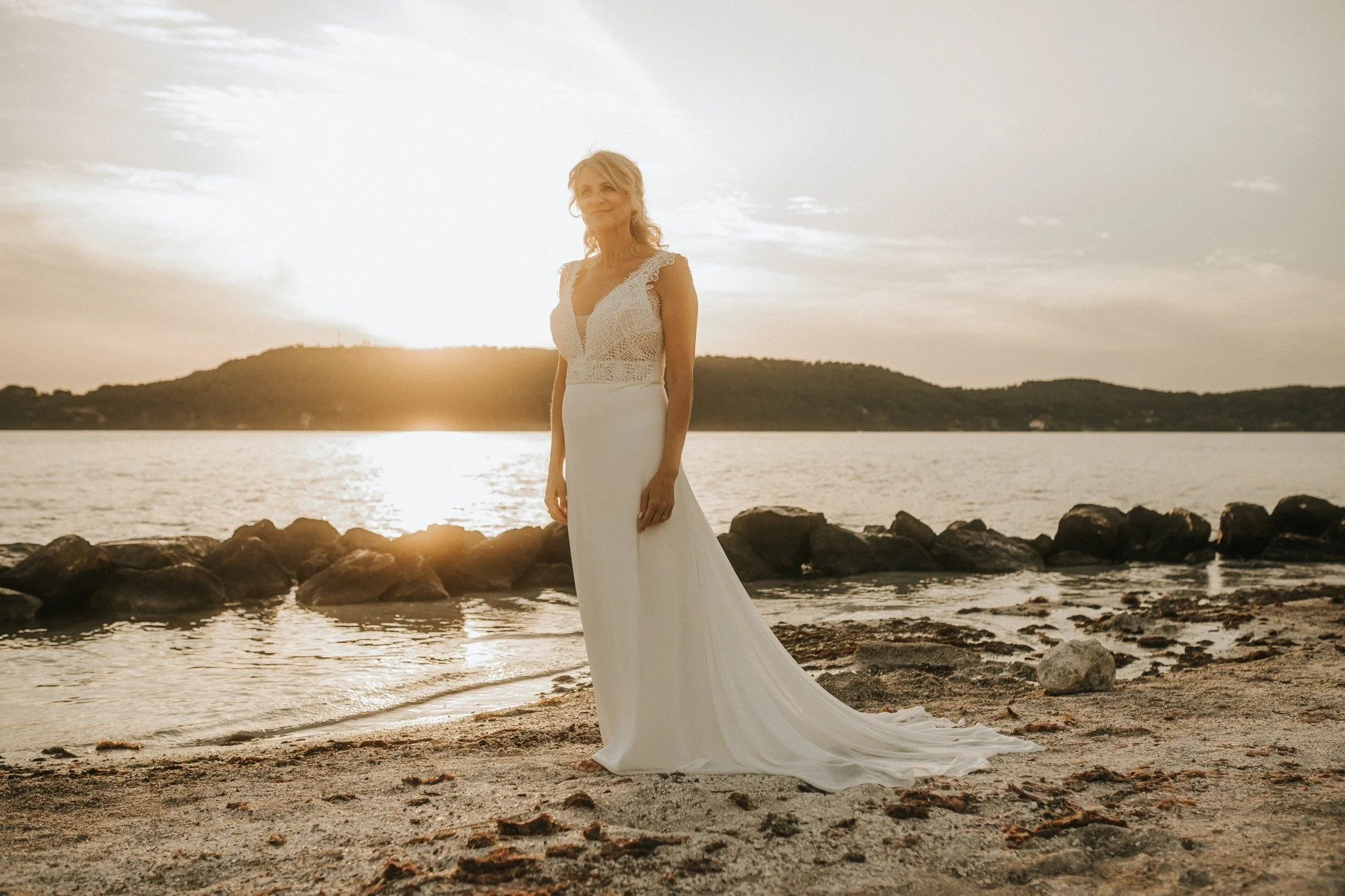 Les réservations 2026-2027 sont ouvertes 💍
📩 Écrivez-moi pour réserver votre reportage de mariage !
Photographe de Mariage en Provence, je réalise des images vibrantes, lumineuses aux couleurs chaudes et dorées. ✨