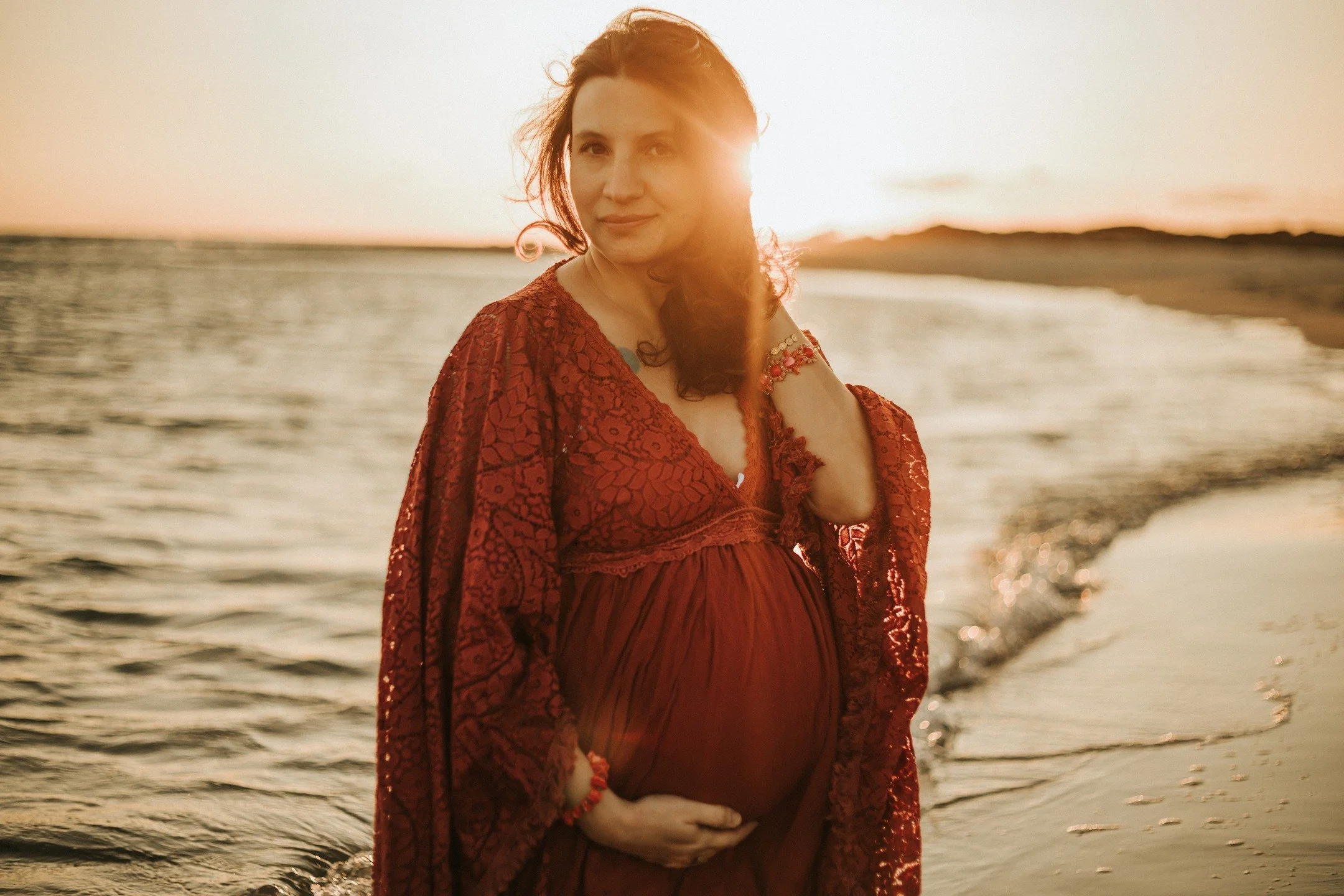 La lumi&egrave;re en ce moment est juste incroyable ✨
Si vous r&ecirc;vez d&rsquo;une s&eacute;ance photo, cette saison est parfaite : la golden hour en ce moment est &agrave; environ 16h 🌅 sur la plage ou en for&ecirc;t.
J&rsquo;ai encore quelques 