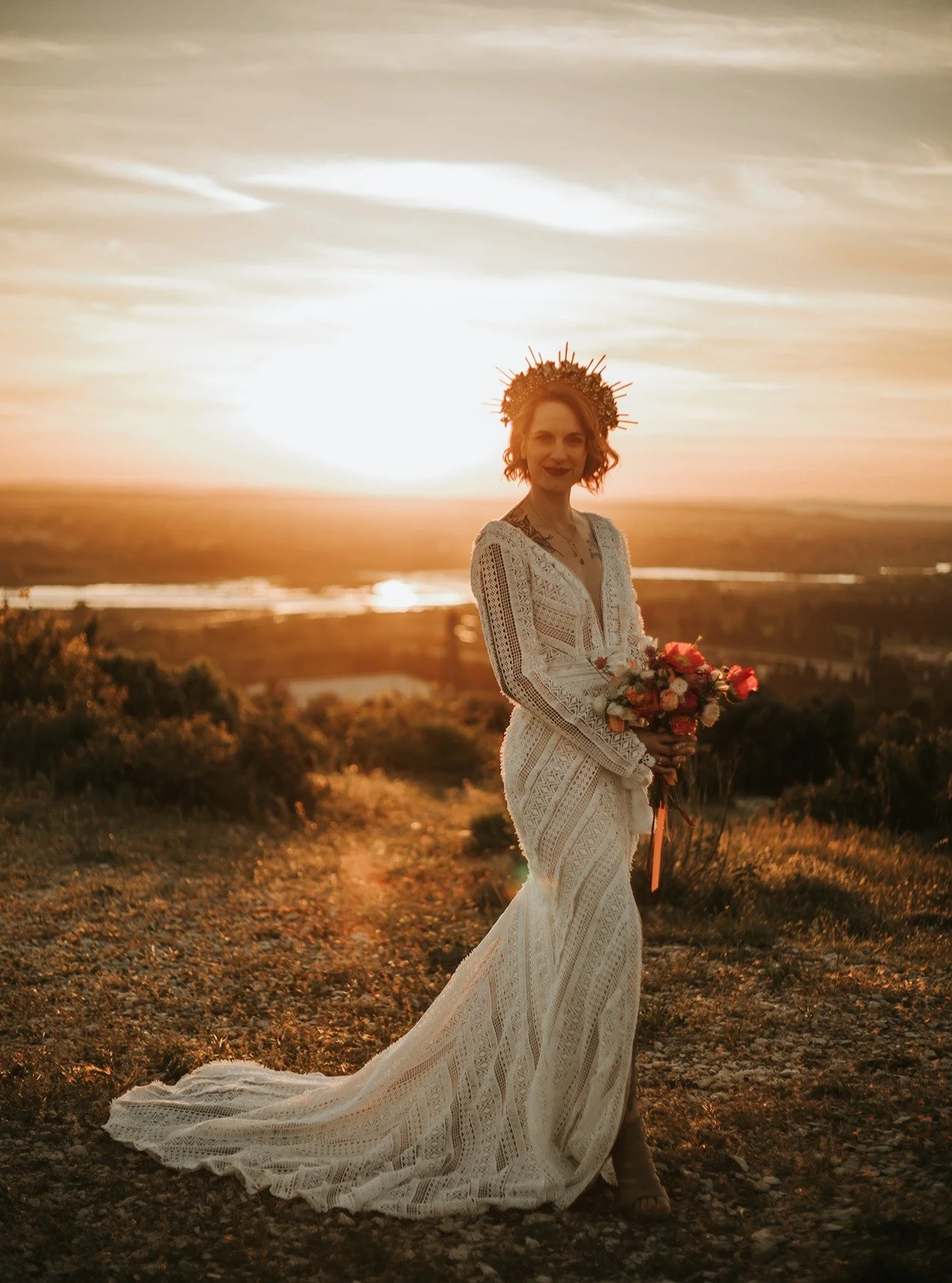 Photographe de mariage en Provence, je cr&eacute;e des images vibrantes aux couleurs chaudes et dor&eacute;es.
Passionn&eacute;e par les couchers de soleil, sensible et rock&rsquo;n&rsquo;roll, j&rsquo;aime capturer les &eacute;motions sinc&egrave;re