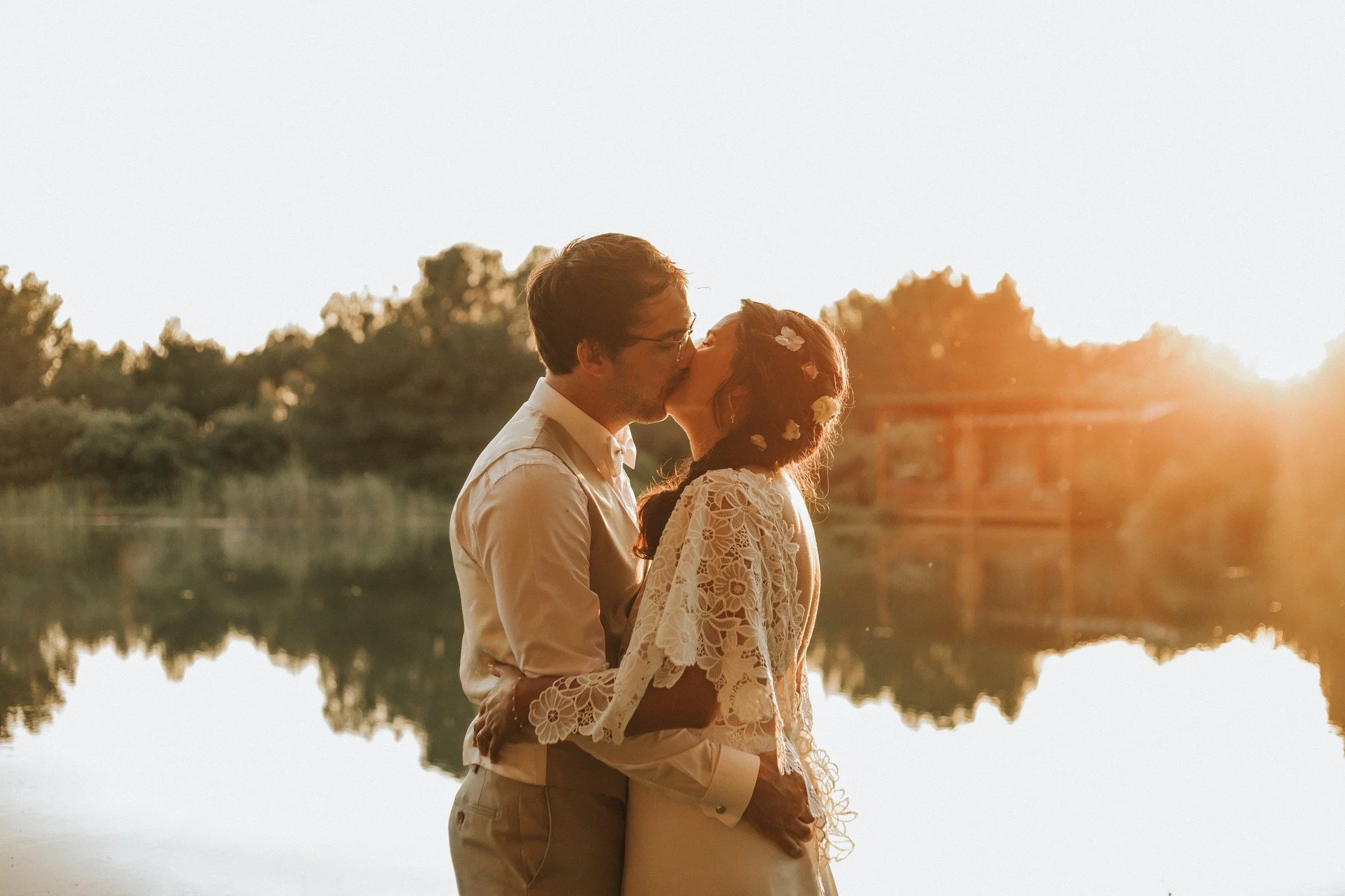 Tous mes mari&eacute;s me disent : &ldquo;On n&rsquo;est pas tr&egrave;s &agrave; l&rsquo;aise devant l&rsquo;objectif&hellip;&rdquo;
Parfait, moi non plus je n&rsquo;aime pas faire poser !

Avec moi, on vit un moment, pas une s&eacute;ance photo fig