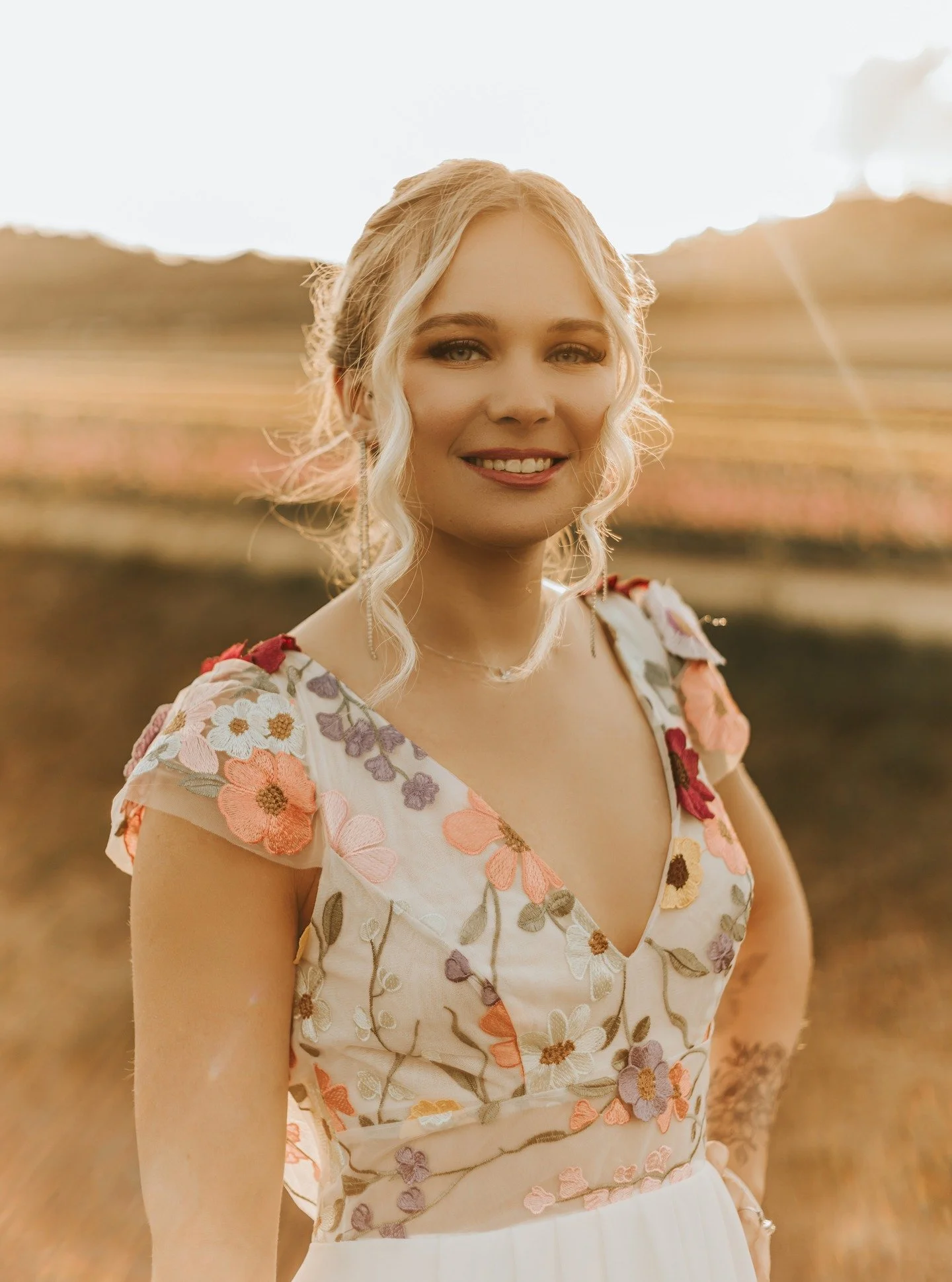 Bient&ocirc;t le printemps !
🌷
Il y a presque 2 ans, on r&eacute;alisait cette superbe s&eacute;ance dans les champs de tulipes avec
@elsagary
@maelysviall
@lf_makeup_pro