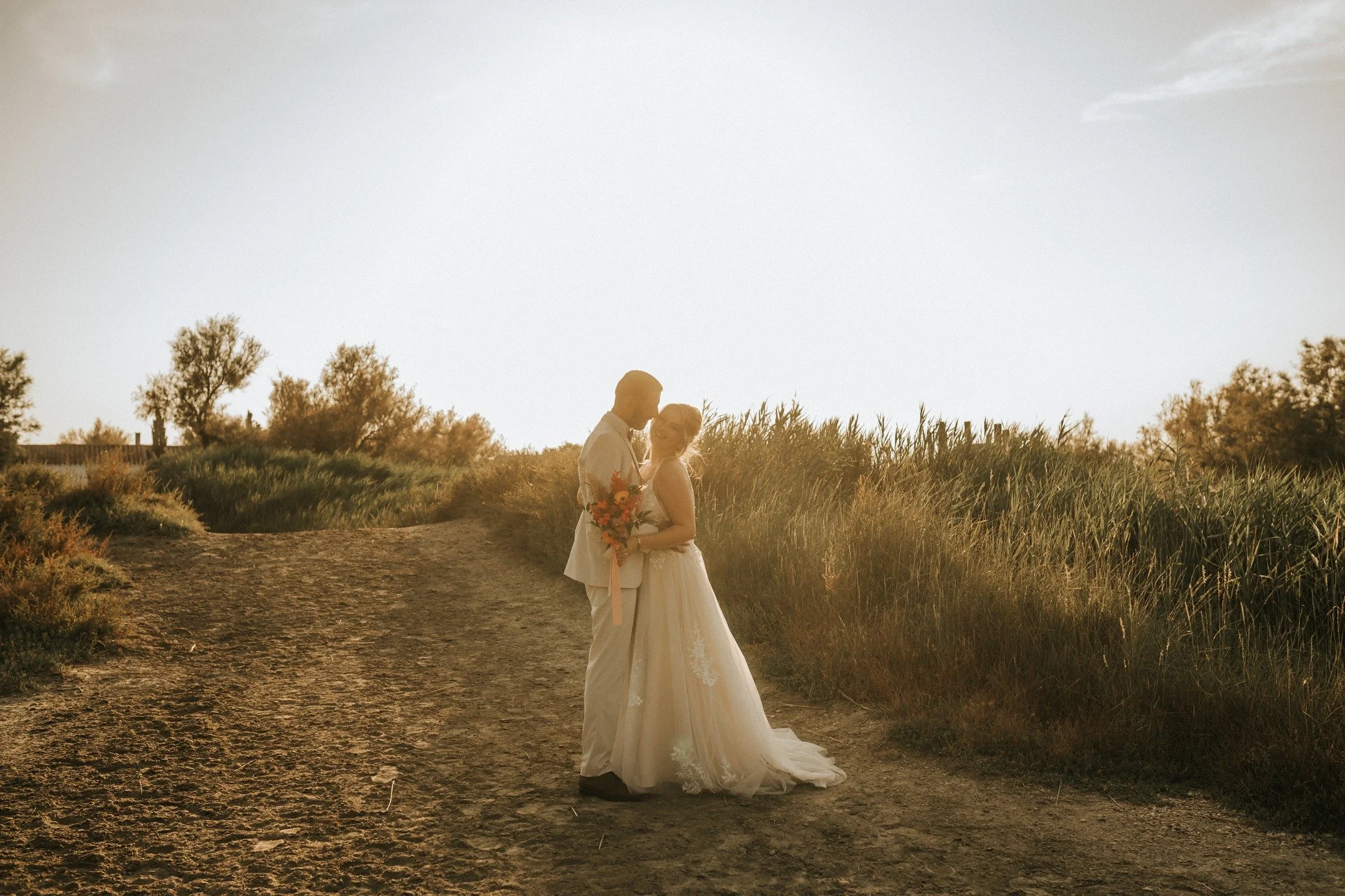 Un mariage au c&oelig;ur de la Camargue, le jour du solstice d&rsquo;&eacute;t&eacute;&hellip;
Le soleil &eacute;tait &agrave; son apog&eacute;e, et l&rsquo;amour aussi.

La chaleur dans l&rsquo;air, les rires qui &eacute;clatent, les peaux dor&eacut