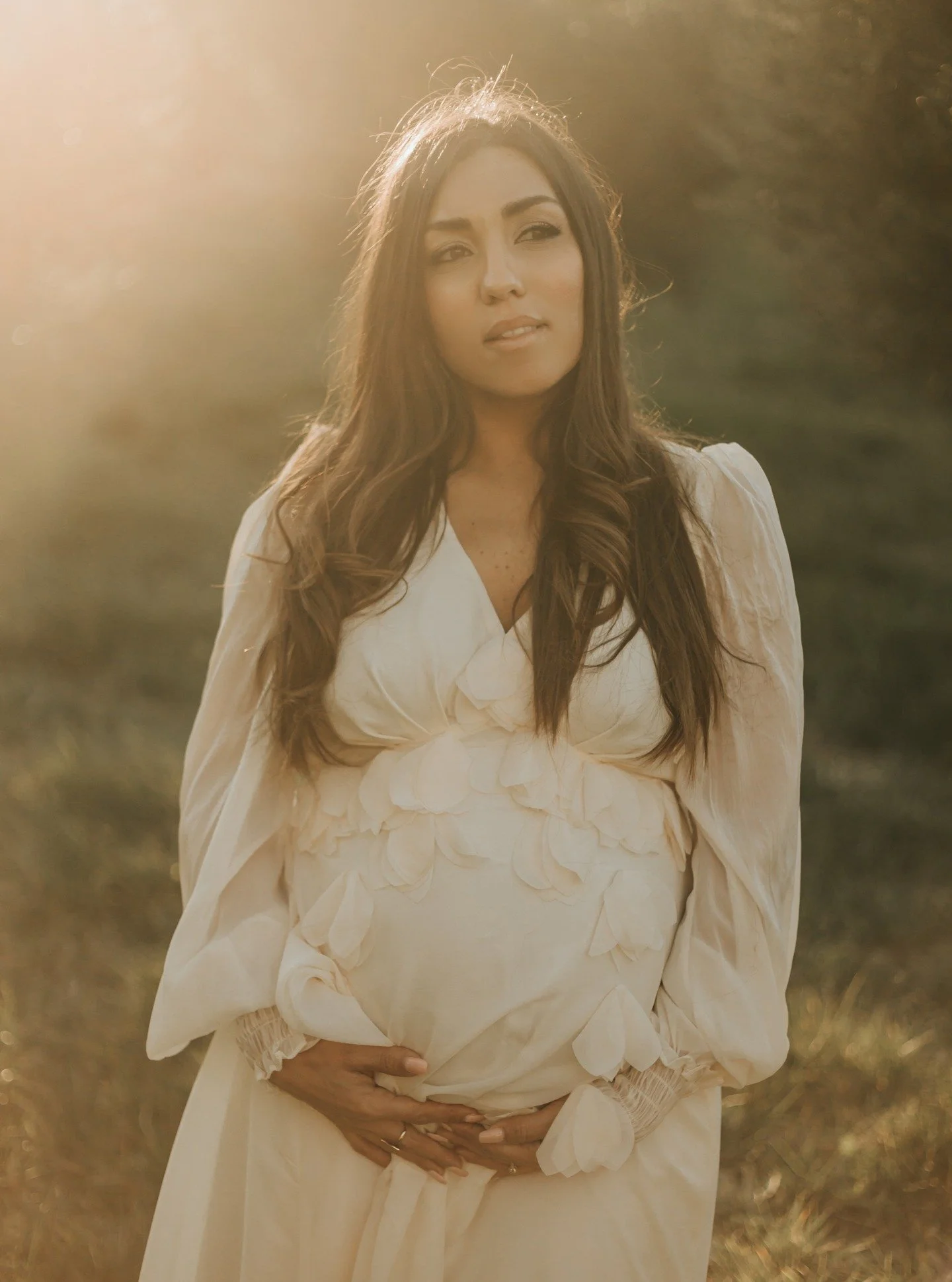 Une douce s&eacute;ance grossesse baign&eacute;e par la lumi&egrave;re du printemps ✨

Des souvenirs pr&eacute;cieux avant l&rsquo;arriv&eacute;e de b&eacute;b&eacute;.

Les r&eacute;servations sont ouvertes pour les prochaines semaines. 
Envoyez-moi