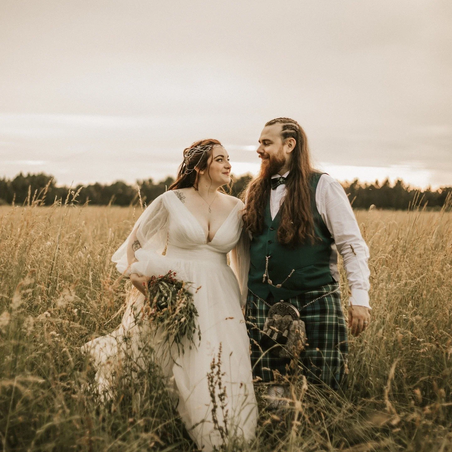 Un mariage digne d'un conte de Tolkien 🌿✨

@bergeriedecurebourse
@lespapillesdecharly
@little.fannes
@histoires_de_robes
@gaudissardceremonie