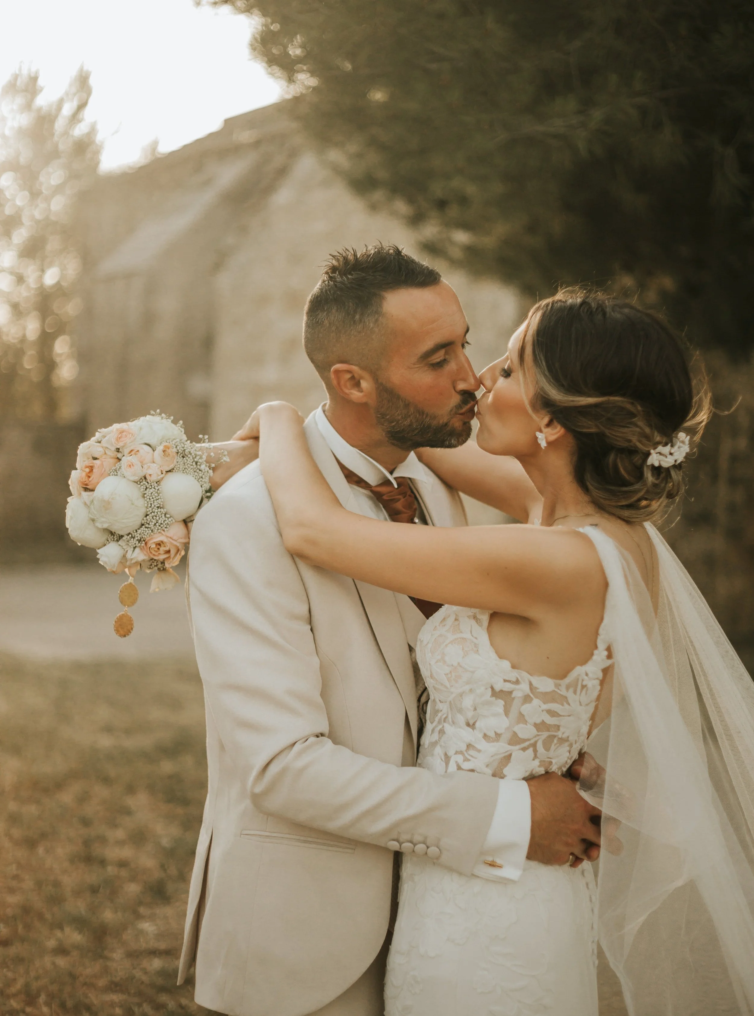 Ce samedi, j'ai photographi&eacute; mon 150e mariage, et je mesure la chance que j'ai de vivre toutes ces histoires d'amour depuis tant d'ann&eacute;es.
Malgr&eacute; une chaleur &eacute;crasante, cette journ&eacute;e a &eacute;t&eacute; remplie d'&e