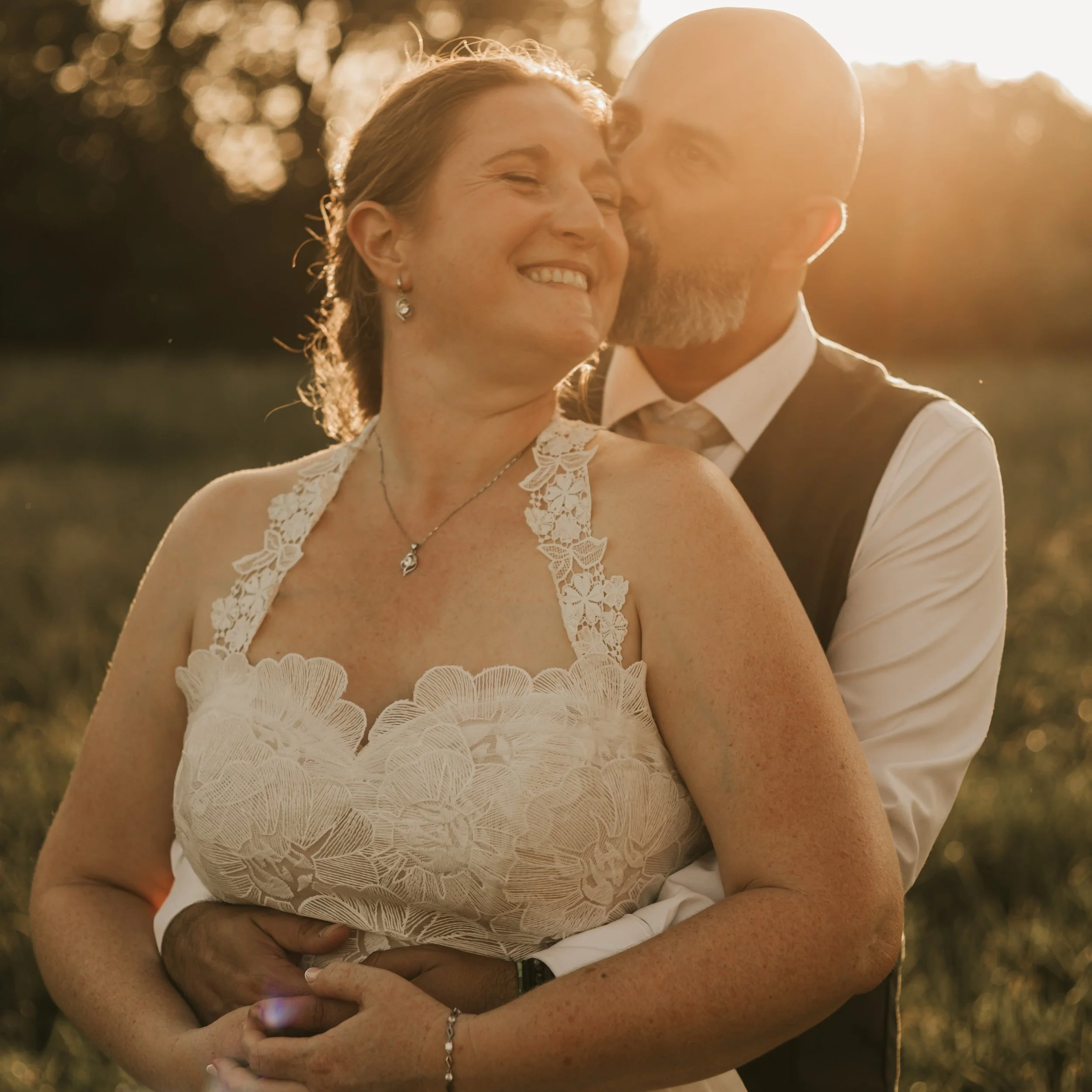 Mariage &amp; canicule ☀️

Malgr&eacute; la chaleur, rien n'a &eacute;clips&eacute; l'essentiel : l'amour, les &eacute;motions et cette magnifique lumi&egrave;re proven&ccedil;ale qui rend chaque instant encore plus magique. ✨

Team :
@masdecoupie 
@