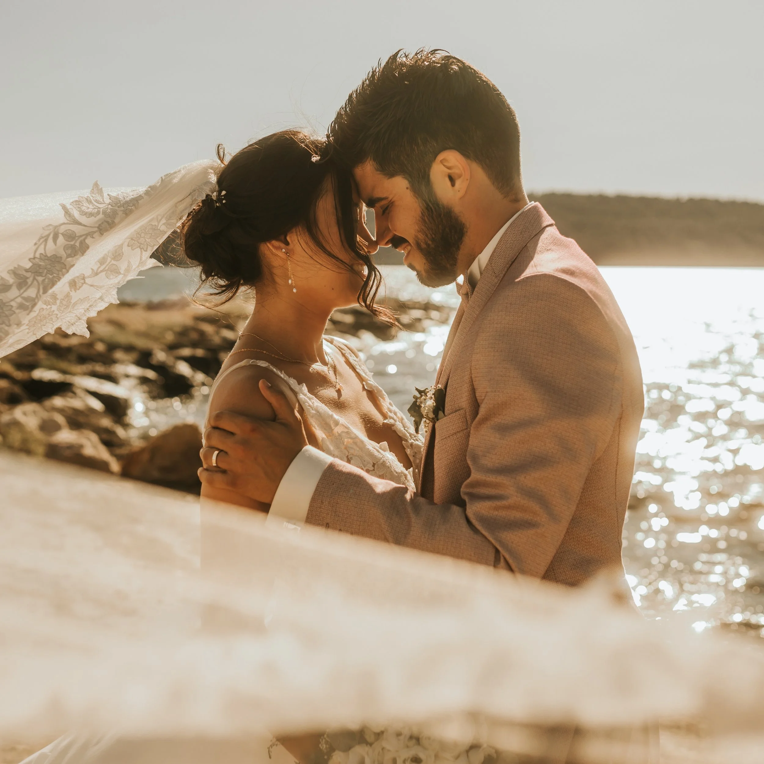 Ils se sont dit oui sous la lumi&egrave;re dor&eacute;e de Provence. 
@lesmarieesdeprovence 
@fleuristecoquelicotsaintchamas 

Disponible pour vos mariages 2027
Informations, photos et tarifs sur www.luxeaphotographie.com
Vous pouvez me contacter en 