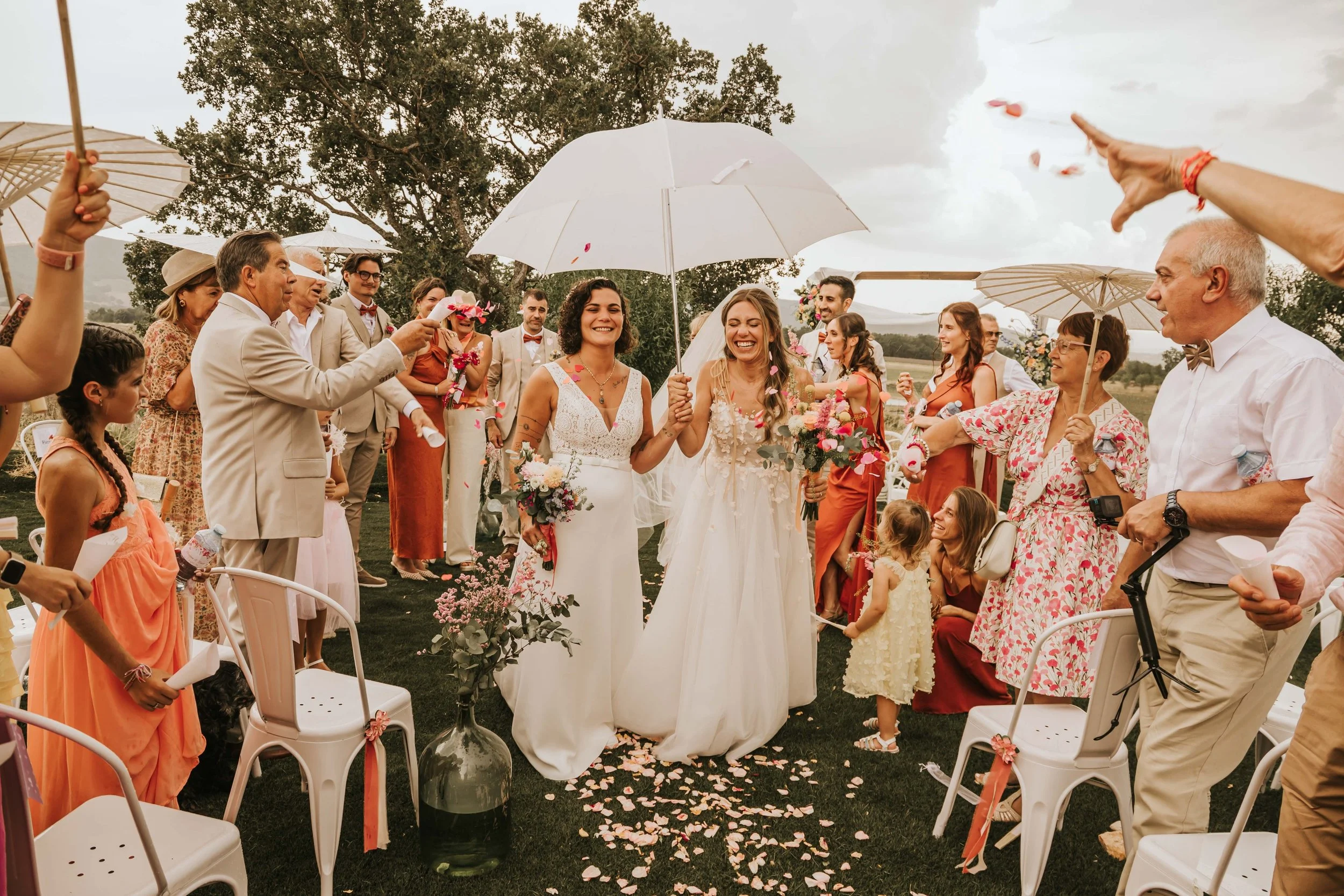 Un mariage en Alpes-de-Haute-Provence comme on les aime : impr&eacute;visible, authentique et profond&eacute;ment vivant.

En une seule journ&eacute;e, nous avons travers&eacute; toutes les saisons. Le soleil a r&eacute;chauff&eacute; les premiers in