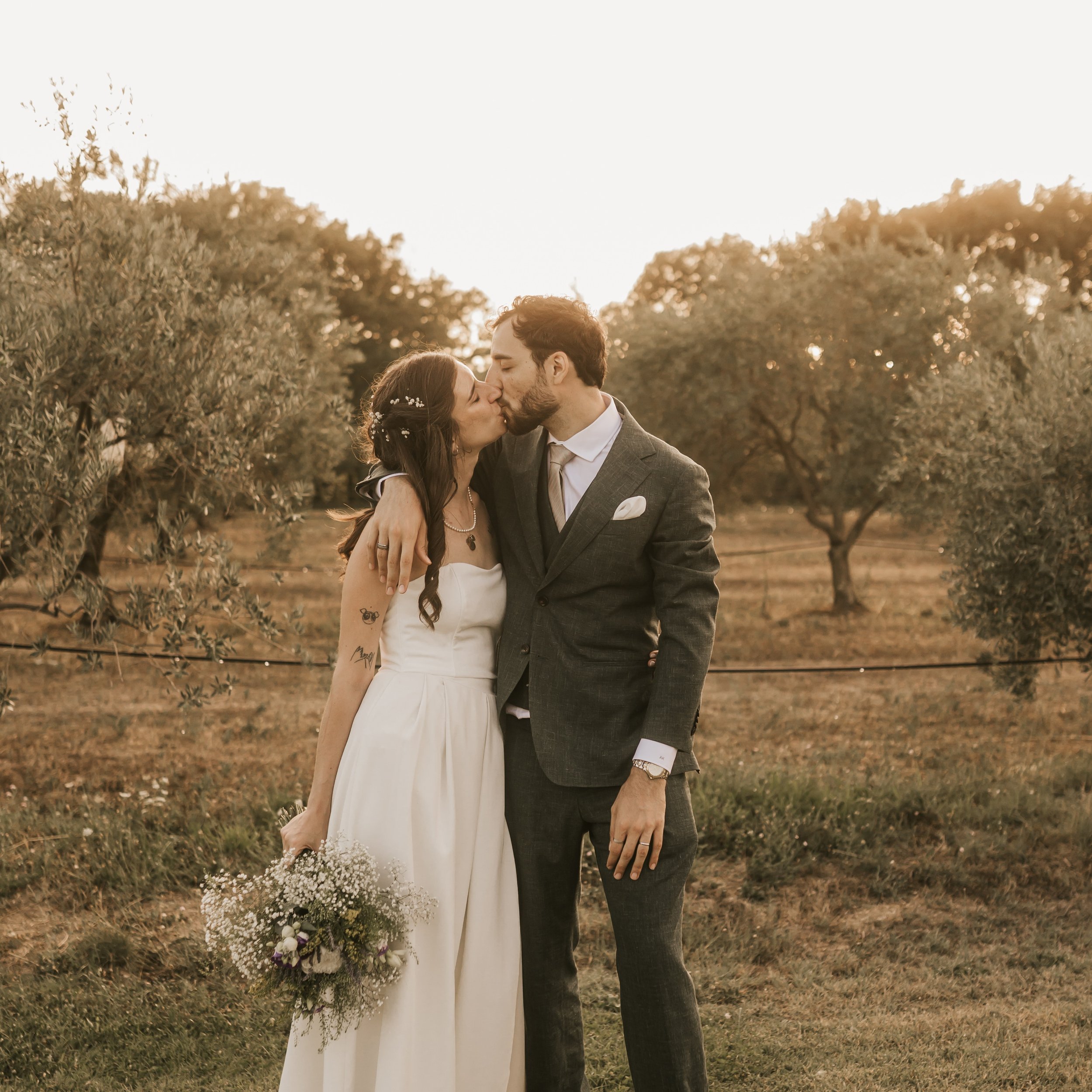 Le joli mariage de E &amp; A 🤍

Au Domaine Amourella, entour&eacute;s de ceux qui comptent le plus, ils se sont dit oui.

Et puis il y a eu la c&eacute;r&eacute;monie&hellip; ✨
Ce moment suspendu o&ugrave; les regards en disent parfois bien plus que