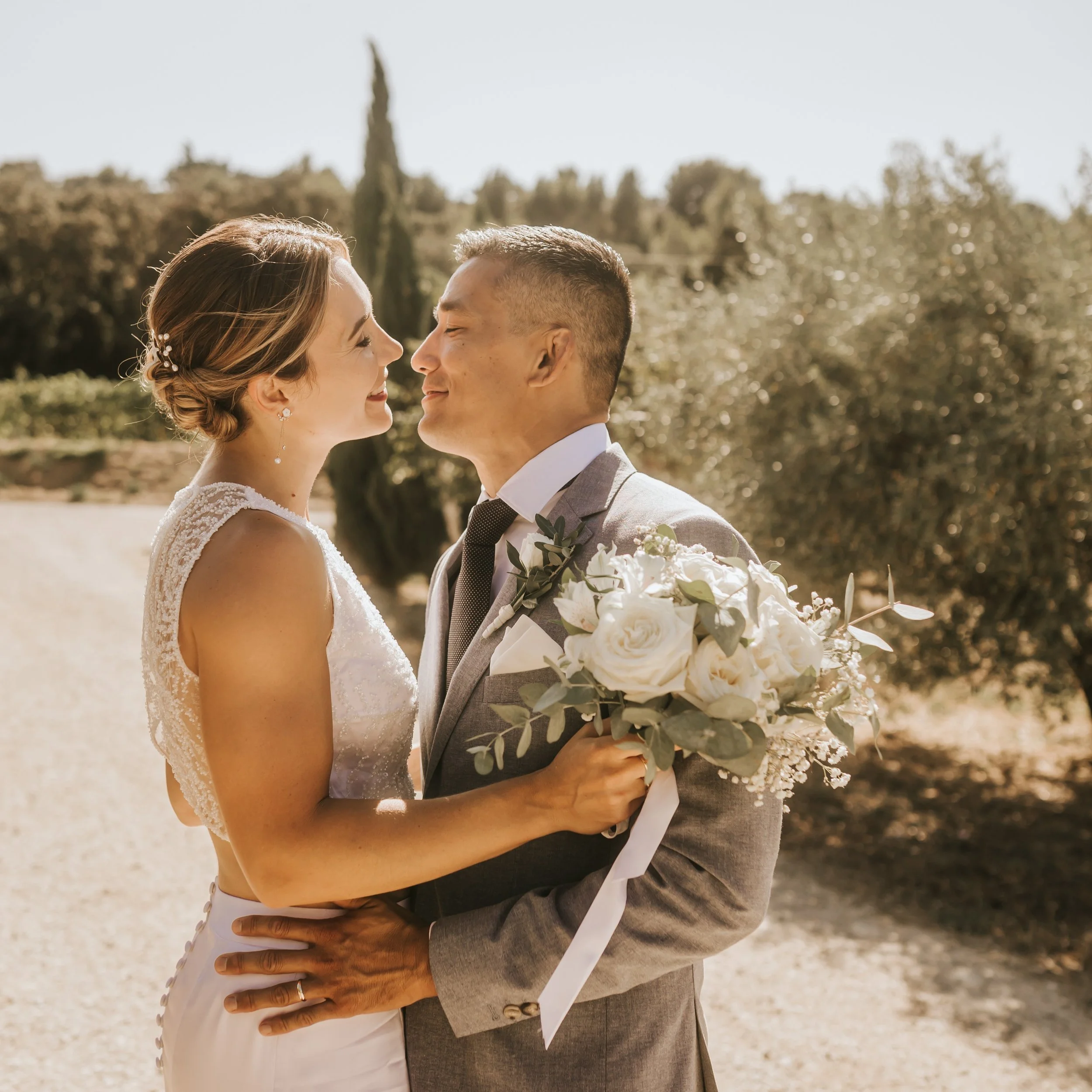 L&amp;D se sont dit oui ce samedi, en Provence ! 🤍

Un joli mariage &agrave; leur image : &eacute;l&eacute;gant, solaire et tout en simplicit&eacute;. Une journ&eacute;e baign&eacute;e de soleil, rythm&eacute;e par les rires, les &eacute;motions et 
