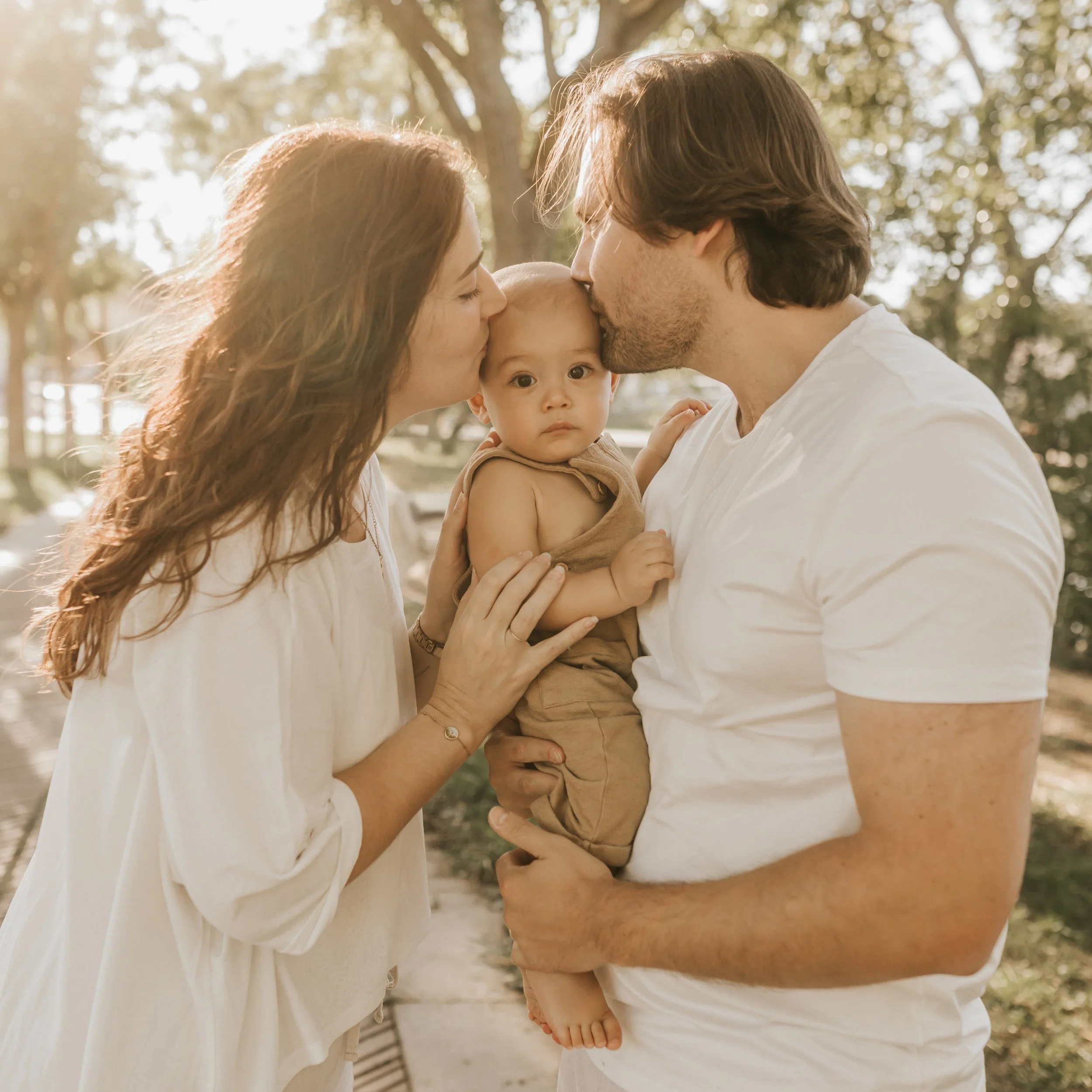 Une jolie s&eacute;ance de fin d'&eacute;t&eacute; pour c&eacute;l&eacute;brer les 10 mois de b&eacute;b&eacute; en famille ! 
Mon nouveau lieu pr&eacute;f&eacute;r&eacute; pour vos s&eacute;ances photo : le plan d'eau St-Sulpy &agrave; Miramas. Parf