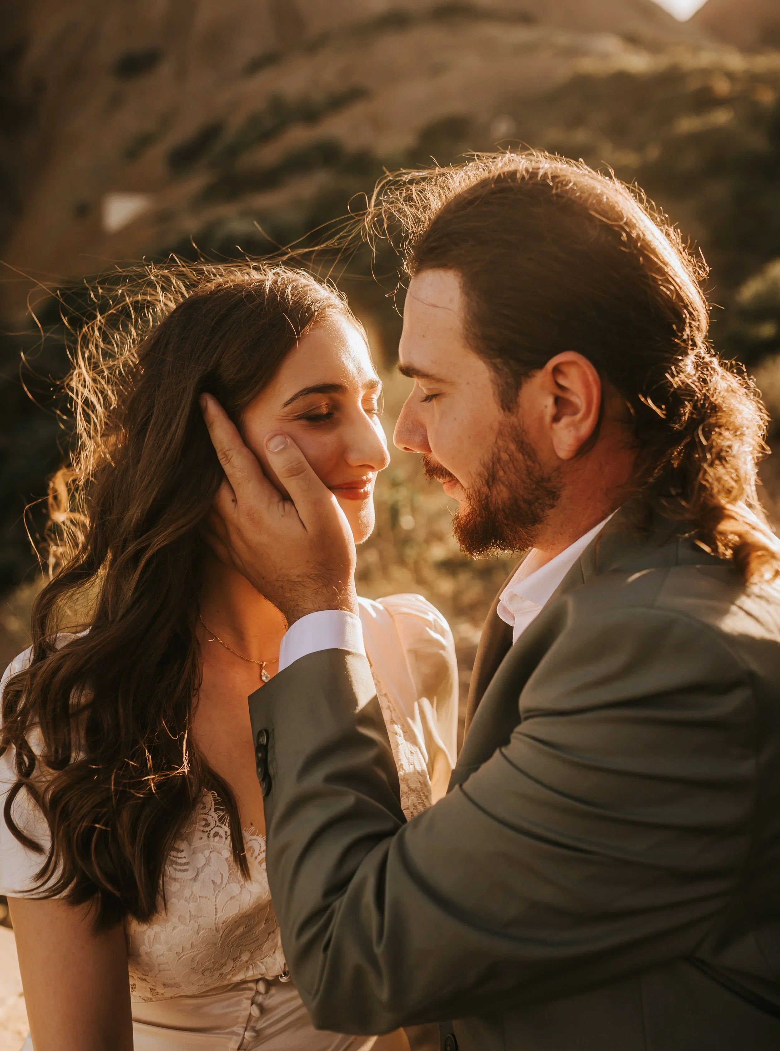 C&amp;P m'ont propos&eacute; de les rejoindre au Parc de Mugel &agrave; la Ciotat pour r&eacute;aliser une s&eacute;ance photo suite &agrave; leur mariage civil. Ce lieu leur tenait &agrave; c&oelig;ur, une tr&egrave;s belle balade, dans un paysage d