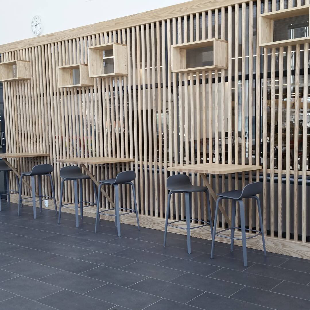 Mer utav navet ume&aring;. Caf&eacute;/restaurang inredning i massiv ask. Design TM.konsult #snickeri #woodworking #specialsnickerier #inredningsdesign #interiordesign