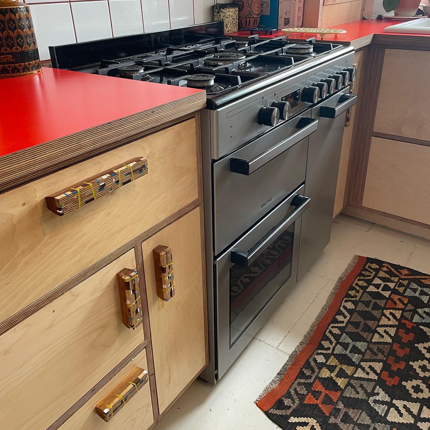 A sneaky peak into a kitchen we did about a year ago. It&rsquo;s taken us this long to get some snaps! A full post to follow, but check out those custom handles and bright red Formica worktop! We LOVE it. 

#formica #bespokehandles #modernmarquetry