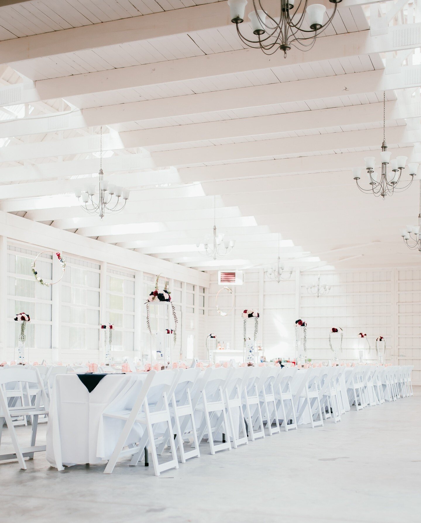 Our white-interior barn is the perfect blank canvas to let your imagination run wild.

You're free to create your dream wedding ❣️

Images by Morales Phtography