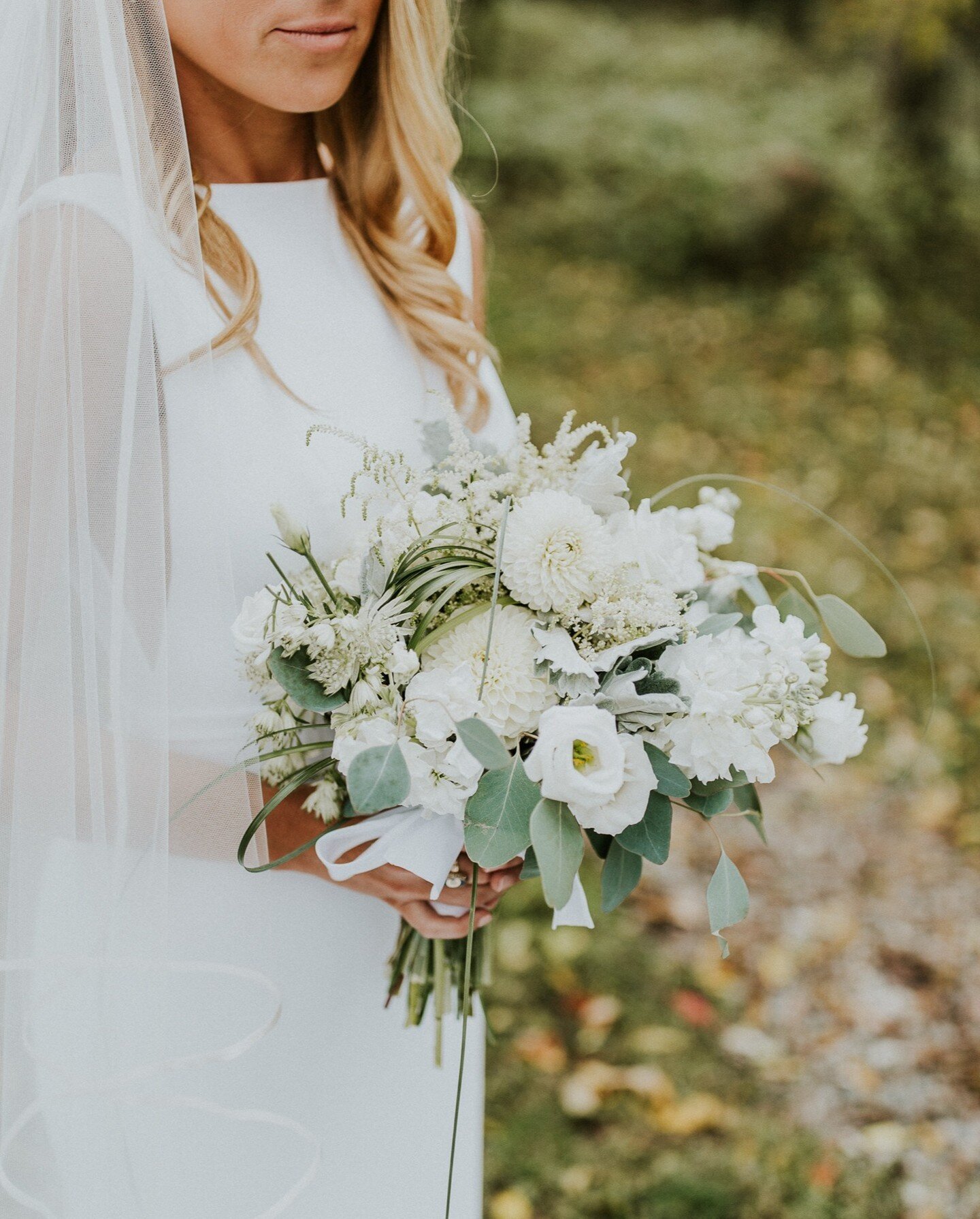 Beauty in the details 💐

Photo by @dearolivephotography 

#AncestralAcresLodge #HistoricHome #EventVenue #EventSpace #PureMichigan #SWMichigan #WeddingVenue #MichiganWeddingVenue #RusticWedding #NationalRegisterOfHistoricPlaces #AirBnb #VacationHome