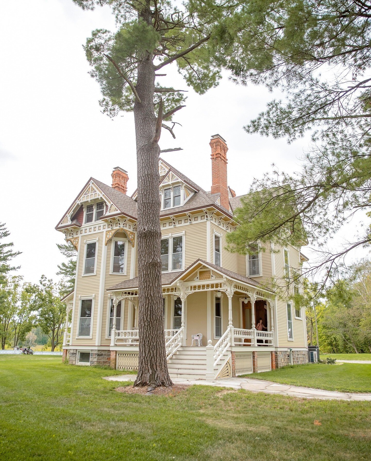 Our historic Queen Anne mansion 😍

Perfect for pre-wedding events, rehearsal dinners, day-of preparations, and overnight stays.

Snapped by @flockofthreephotography 

#AncestralAcresLodge #HistoricHome #EventVenue #EventSpace #PureMichigan #SWMichig