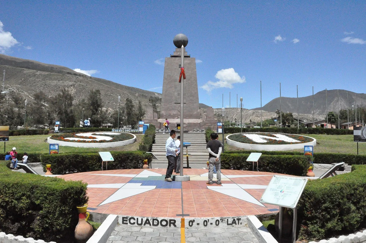 La-Mitad-del-Mundo-(4)-low.jpg