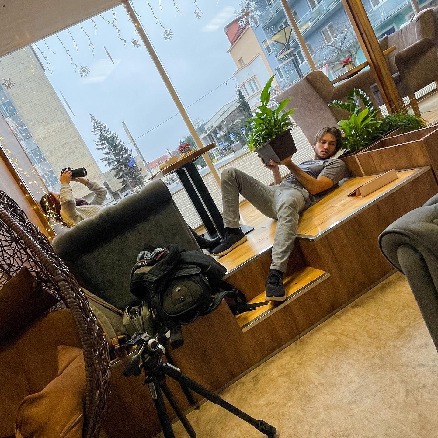 Eli&scaron;ka moc nevid&iacute;, co fot&iacute;. David vid&iacute; na tabletu, co fot&iacute;, ale m&iacute;sto foť&aacute;ku m&aacute; v ruce kytku. 
I proto je pro dobr&eacute; v&yacute;sledky potřeba dokonal&aacute; souhra 📷💪

Loňsk&eacute; kav&