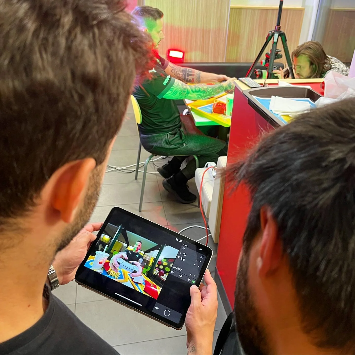 🍟+🎮
Focen&iacute; provoněn&eacute; hranolkami pro @ddb_ftw 🤍 D&iacute;ky moc za př&iacute;ležitost, p&aacute;nov&eacute;! 

#žijemebackstage #mejdwithlove #wemejdthis