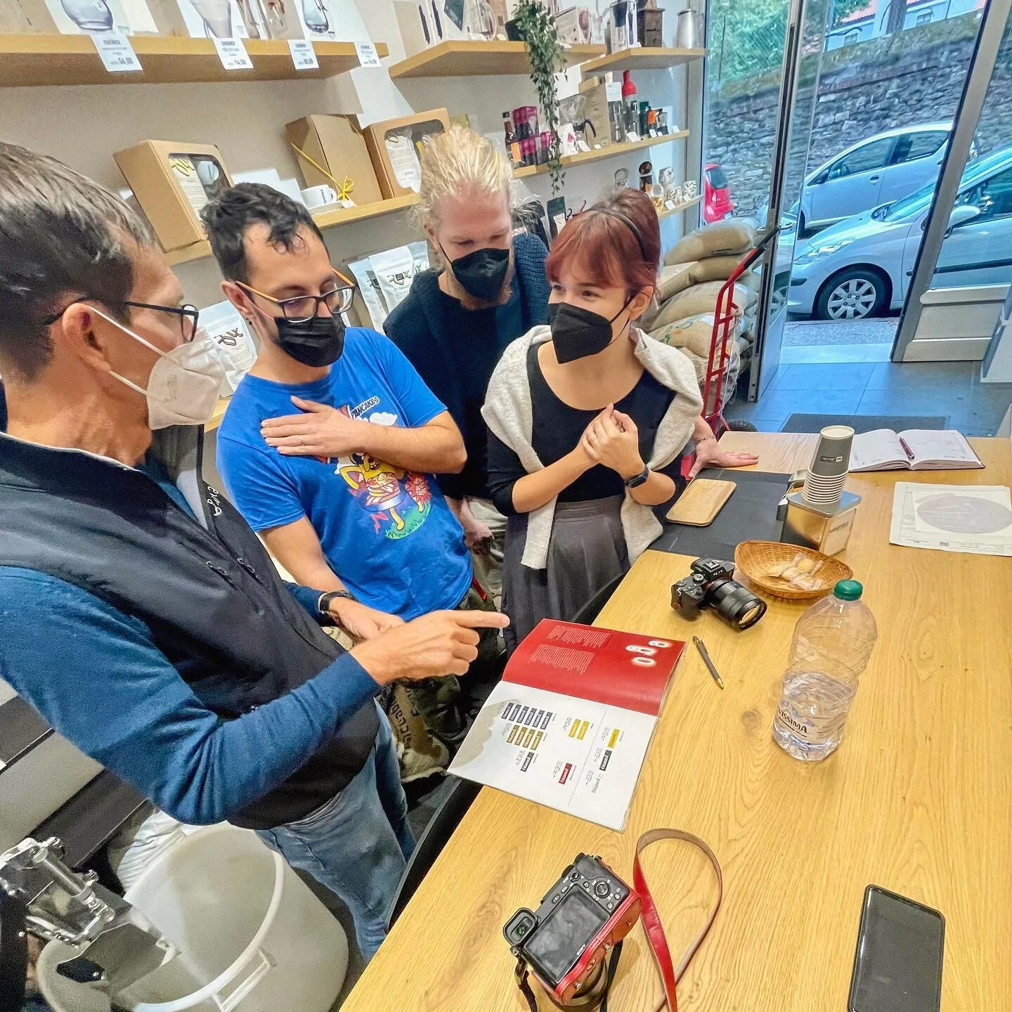 ✨mejd. v Trieste✨ 
Po nat&aacute;čen&iacute; (a k&aacute;vě) n&aacute;m uk&aacute;zali v praž&iacute;rně vlastn&iacute; brand manu&aacute;l. To bylo fakt bož&iacute;. Ale tenhle v&yacute;let měl v&iacute;ce highlightů:

Sam poznal, že kromě psan&iacu