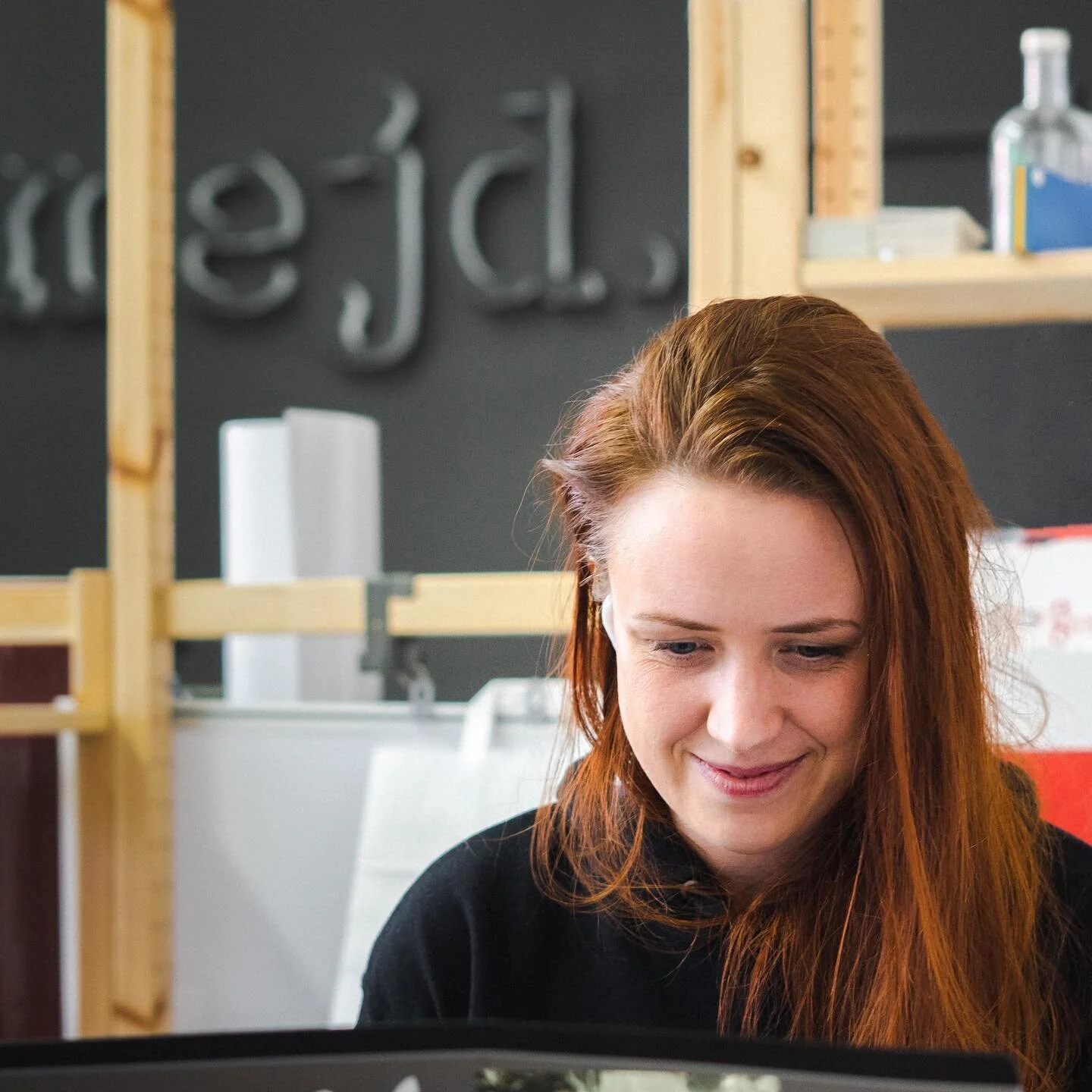 Takhle mile se na&scaron;e M&iacute;&scaron;a usm&iacute;v&aacute; když d&aacute;v&aacute; dohromady čl&aacute;nky. Takovou dobře naladěnou copywriterku prostě chce&scaron;. Buďte skvěl&iacute;&mdash;jako M&iacute;&scaron;a. 

#mejdt&yacute;m