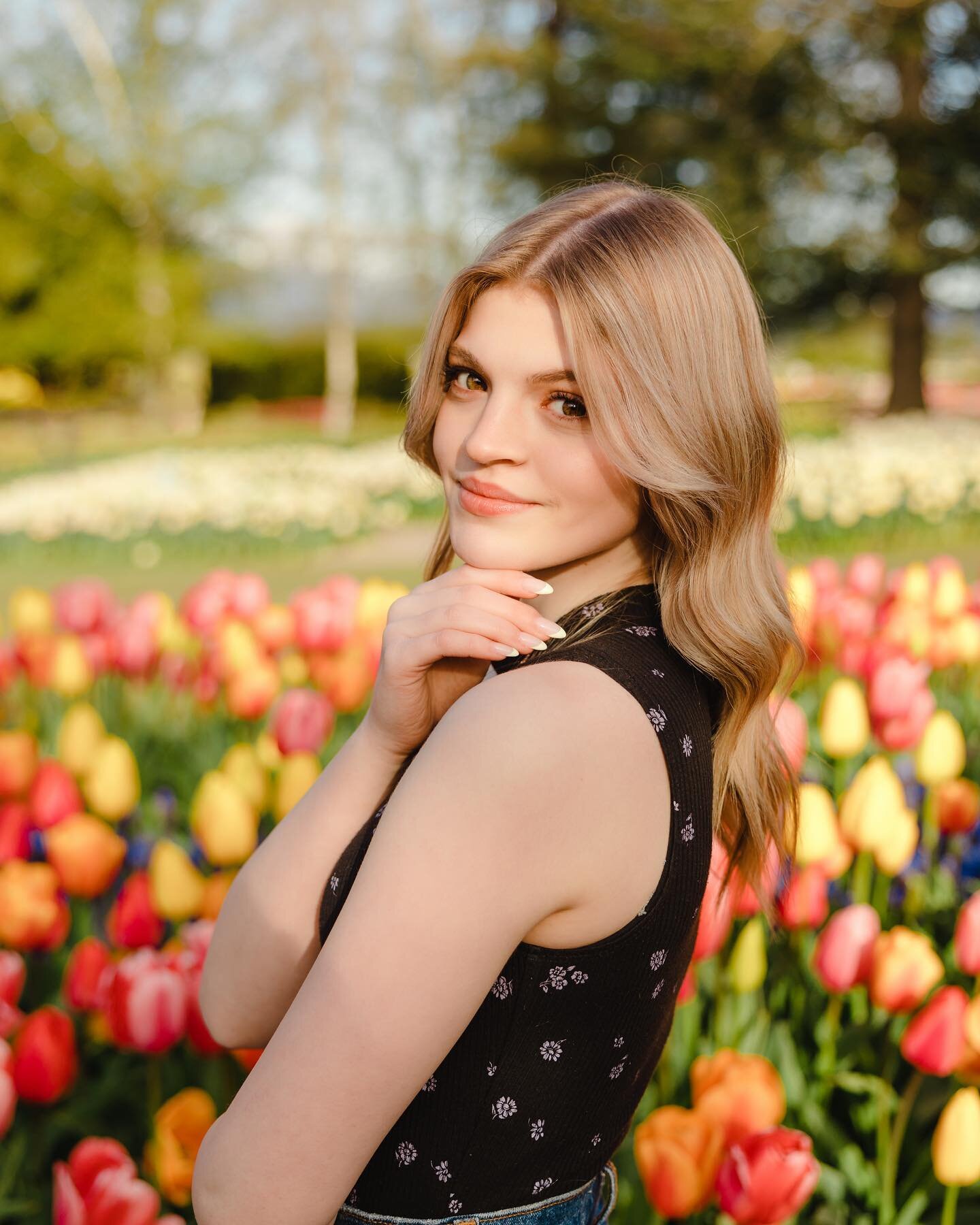 My first senior session at a tulip festival 🌷 Brighten knew right away what she envisioned for her senior photos &amp; I&rsquo;m so happy with the results ✨

#seattlephotographer #seattlephotography #seniortographer #seniorologie #portraitphotograph