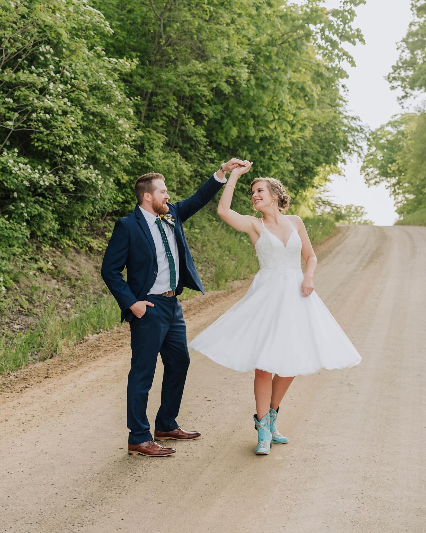 10/10 recommend whipping out a surprise 2nd dress/shoes for your ✨husband✨ during your reception. 🥹

We HAD to step away for a quick 10 min dirt road moment. 📸 I left this wedding in such a good mood! So much fun!