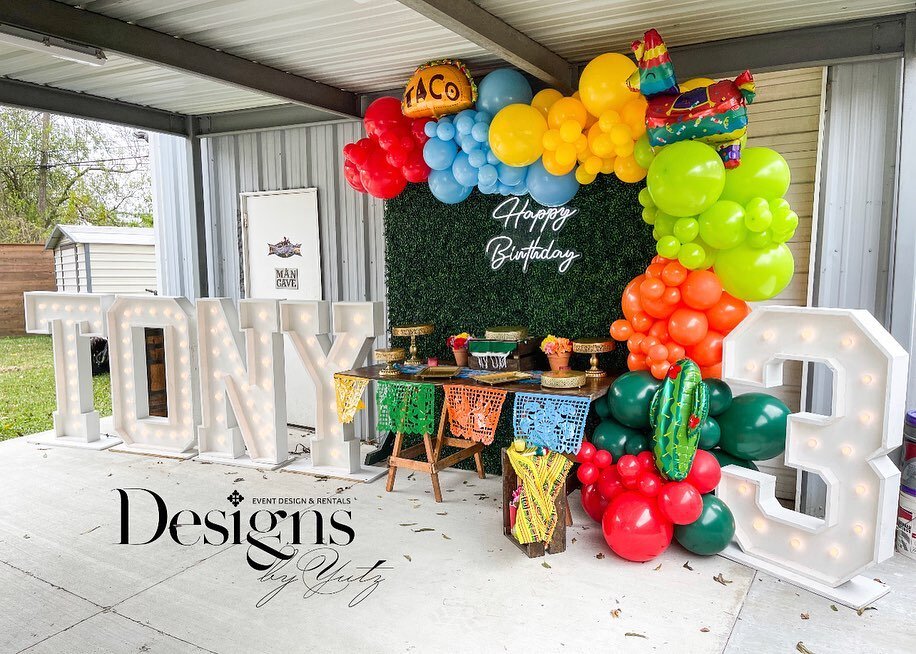 T I M E  T O  F I E S T A ✨🪅💙
⠀
Back in December we had the honor to be part of Tony&rsquo;s 3rd Fiesta!❤️ We transformed their driveway in a little piece of M&eacute;xico!🇲🇽⠀
⠀
From the backdrop to the marquee letters &amp; festive decor to the 