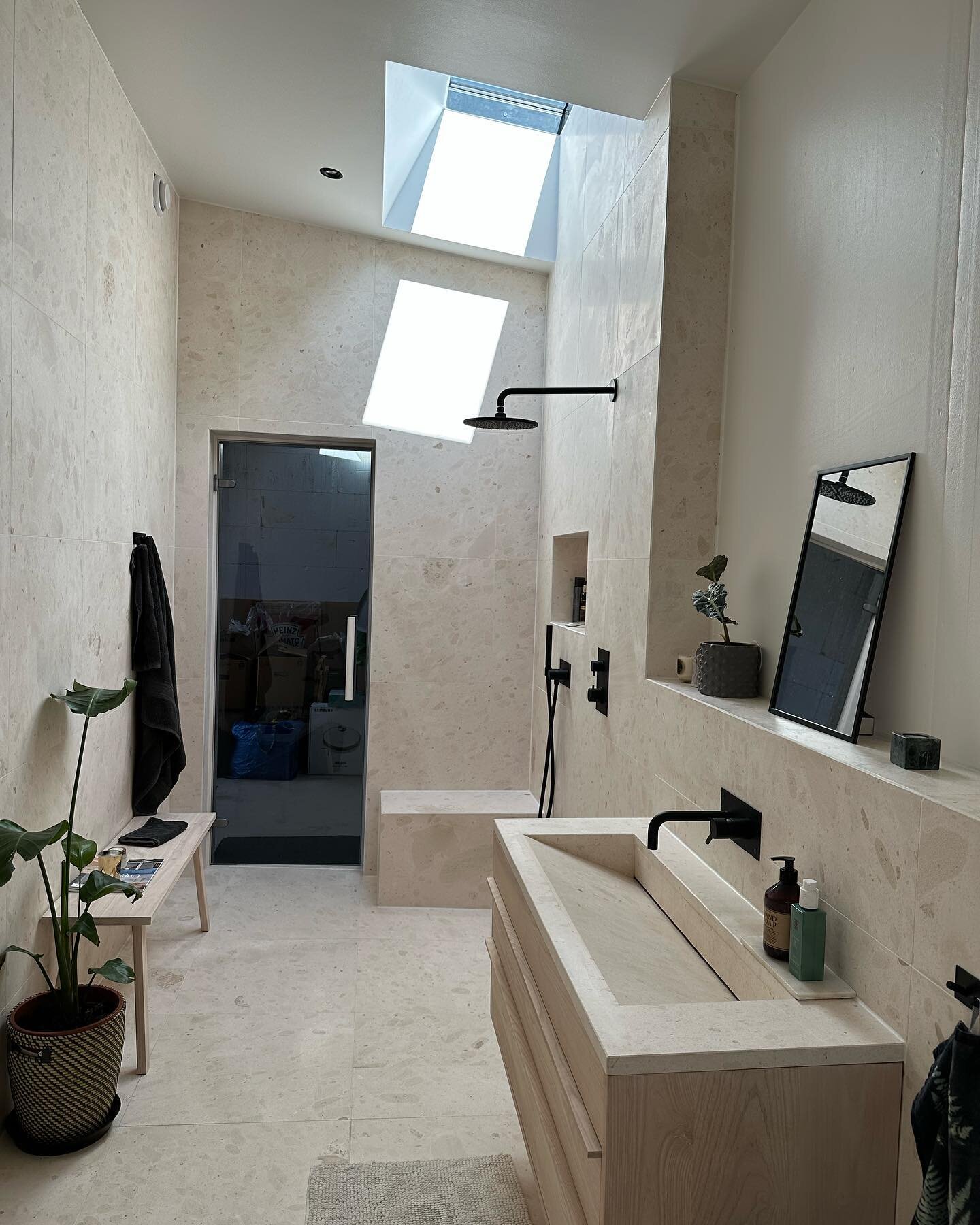 BoArt. Projekt villa RK. Underbart badrum med harmonisk ljus spansk sten. Ljuset faller fint in genom takf&ouml;nstret. Ett tillval som kunden valde i slutet av projektet. #boartsvenskadesignhem