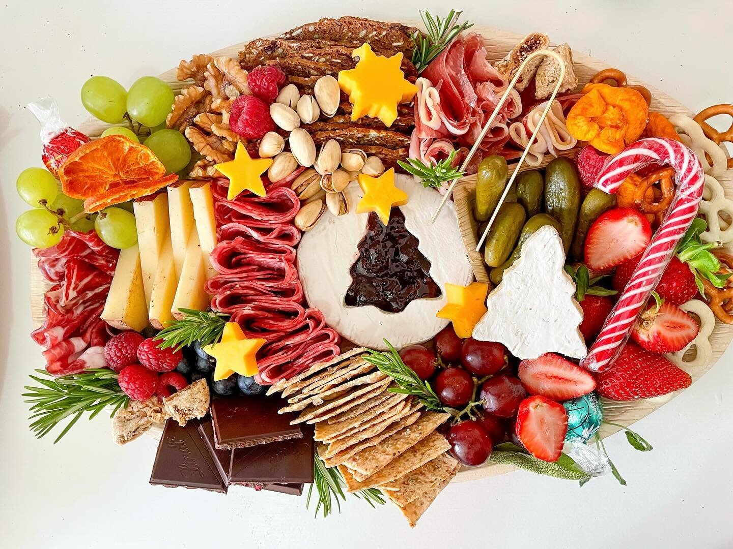 Our first Christmas platters for the seasons going out to a special customer ✨🎄🧀 &hearts;️
&bull;
&bull;
&bull;
&bull;
&bull;
#christmas #christmasplatters #christmasgrazing #christmascharcuterie #christmascheeseboard #menugrazing #grazingplatter #
