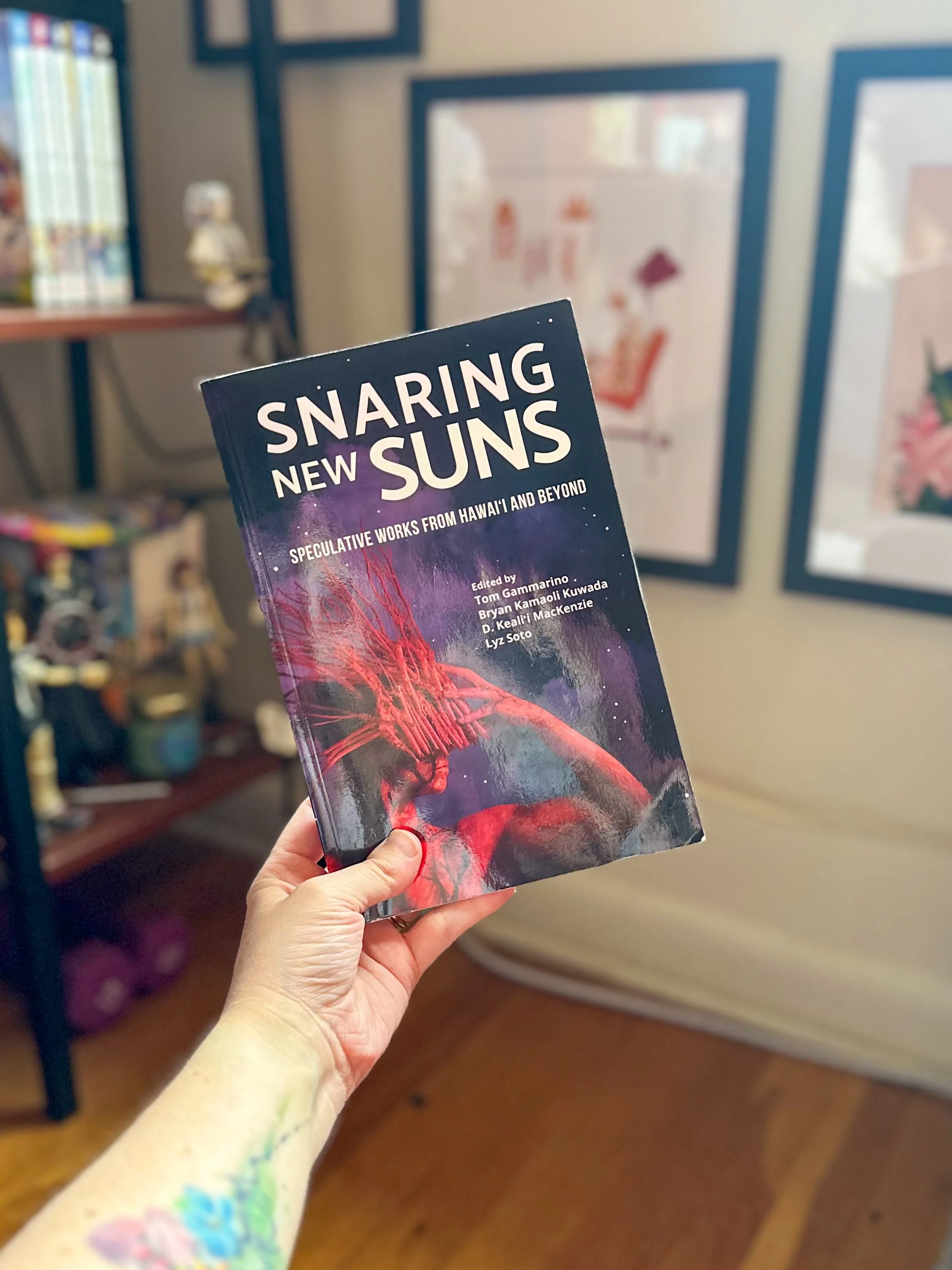 Whenever we travel somewhere, my spouse seeks out poetry written by local writers. In Oahu, I was inspired by that and sought out local speculative fiction, since that&rsquo;s my favorite genre. I was drawn to Snaring New Suns (stellar title, pun int