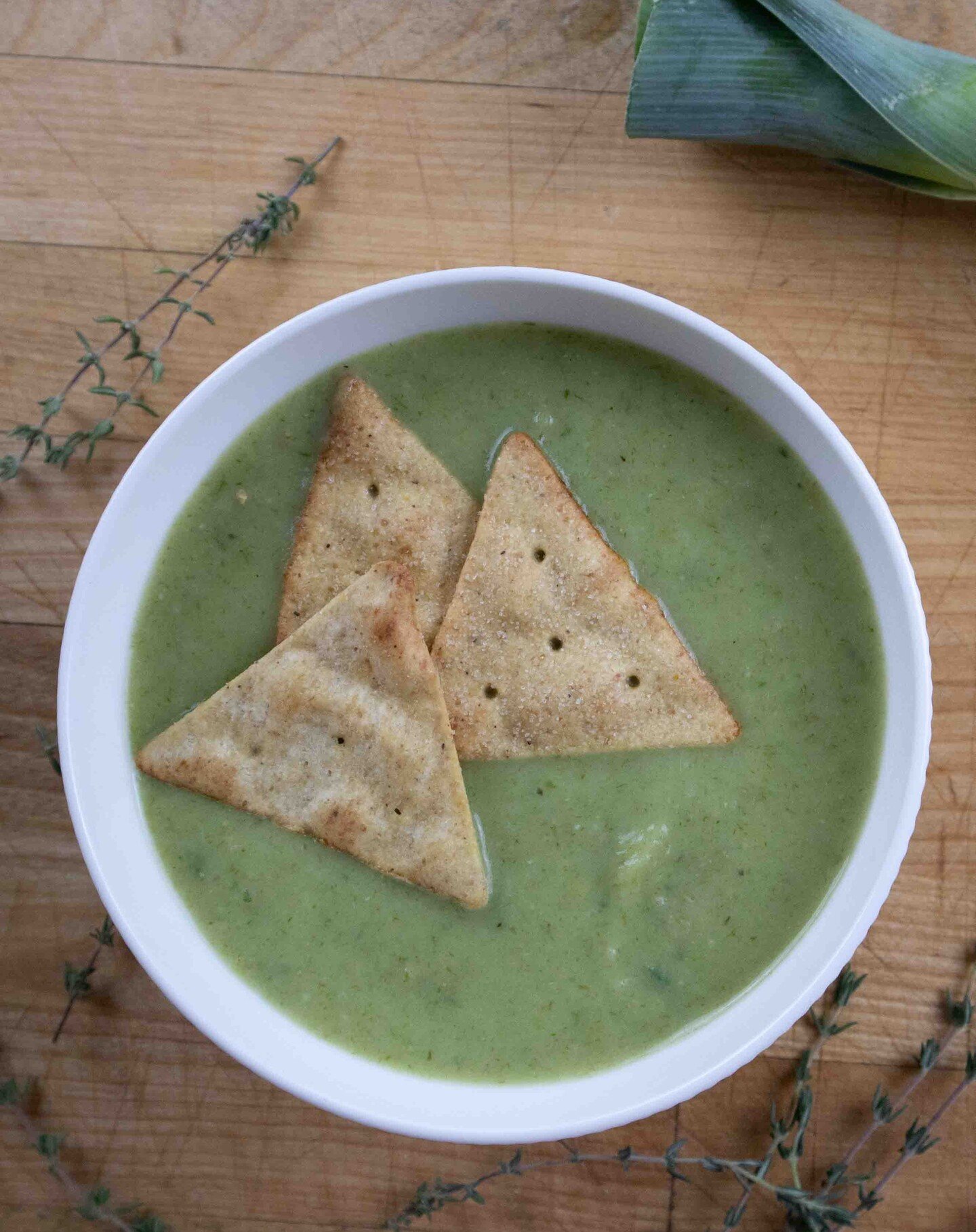 This delightfully creamy Potato Leek Soup will never let you down!
It is made with coconut milk and thyme and is always a crowd please 😊

You can find this and more over on the blog! itsbetterwithbutter.com

#soup #potatoleeksoup #coconutmilk #onepo