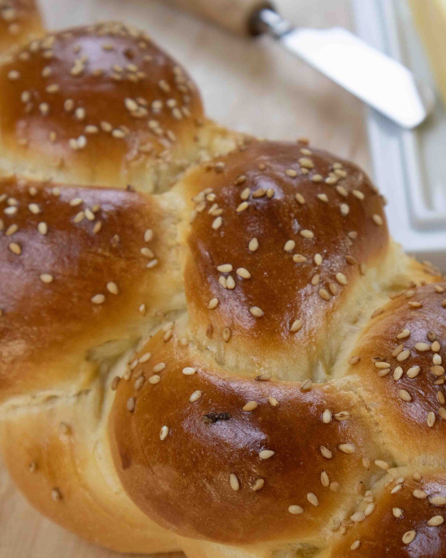 Have you made Challah Bread yet this season? Lightly sweet, fluffy, and so good with butter! 😍

This recipe makes one small loaf and any leftovers make great french toast!

You can find this recipe and more over on the blog!

#challah #challahbread 