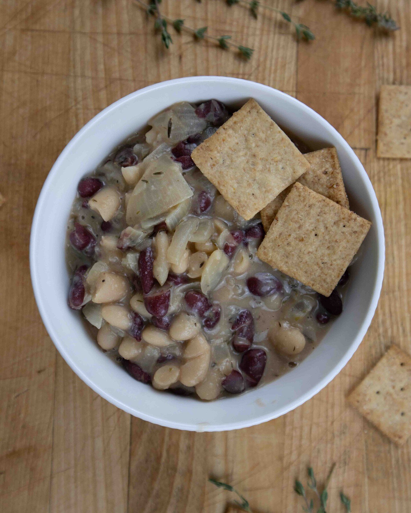 Give yourself a gift today and make some Miso Butter Beans with Thyme and Onion😊
Creamy, comforting, and very easy, these beans will be missed when they're gone!

You will need:
- (2) cans of your favorite beans
- 1 white onion
- fresh thyme
- miso 