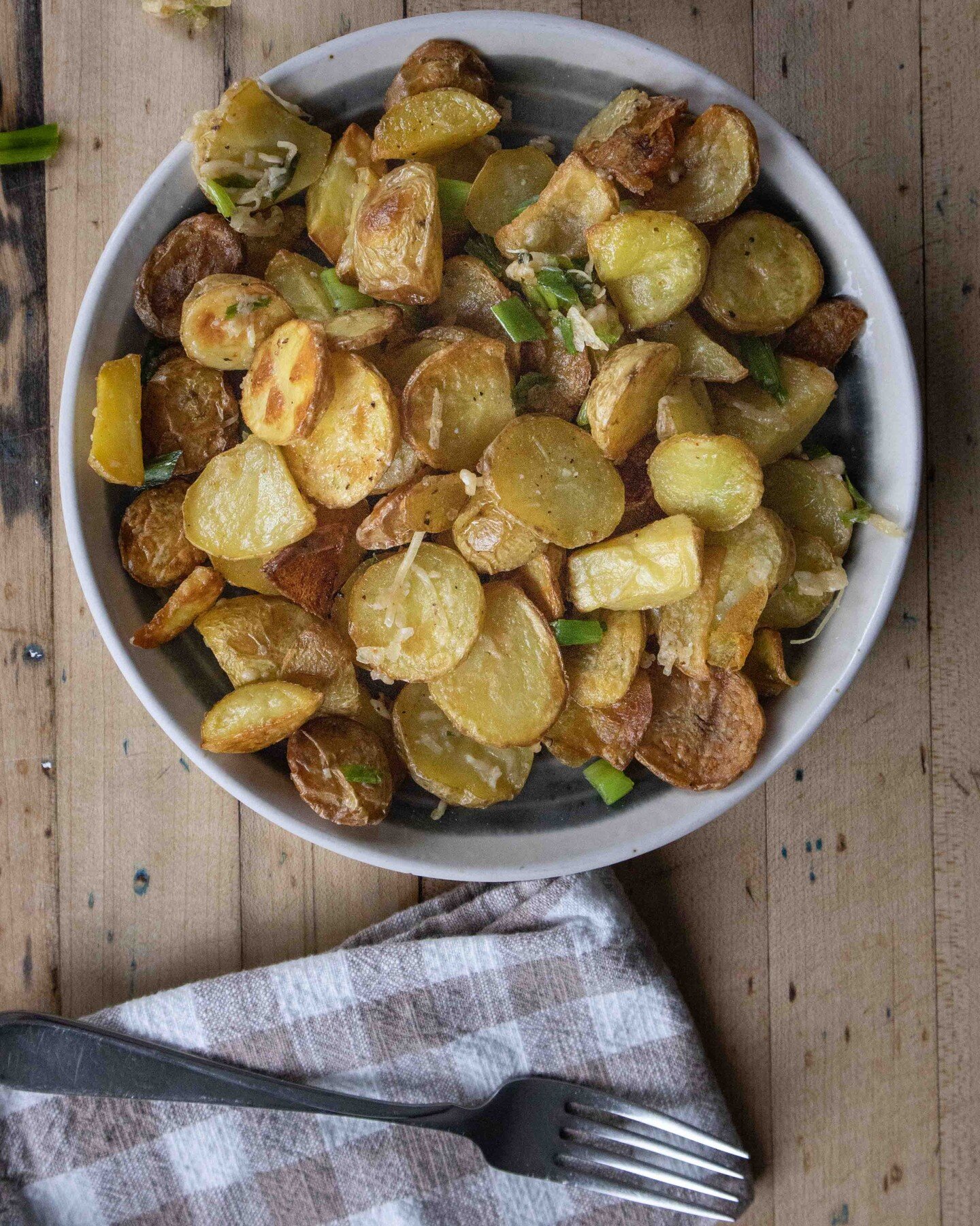 Nothing beats the sounds of sizzling potatoes as they come out of the oven 😮

These roasted breakfast potatoes with parmesan and green onion are addictively crunchy, starchy, and delicious. I pair mine with scrambled eggs for a filling and tasty bre