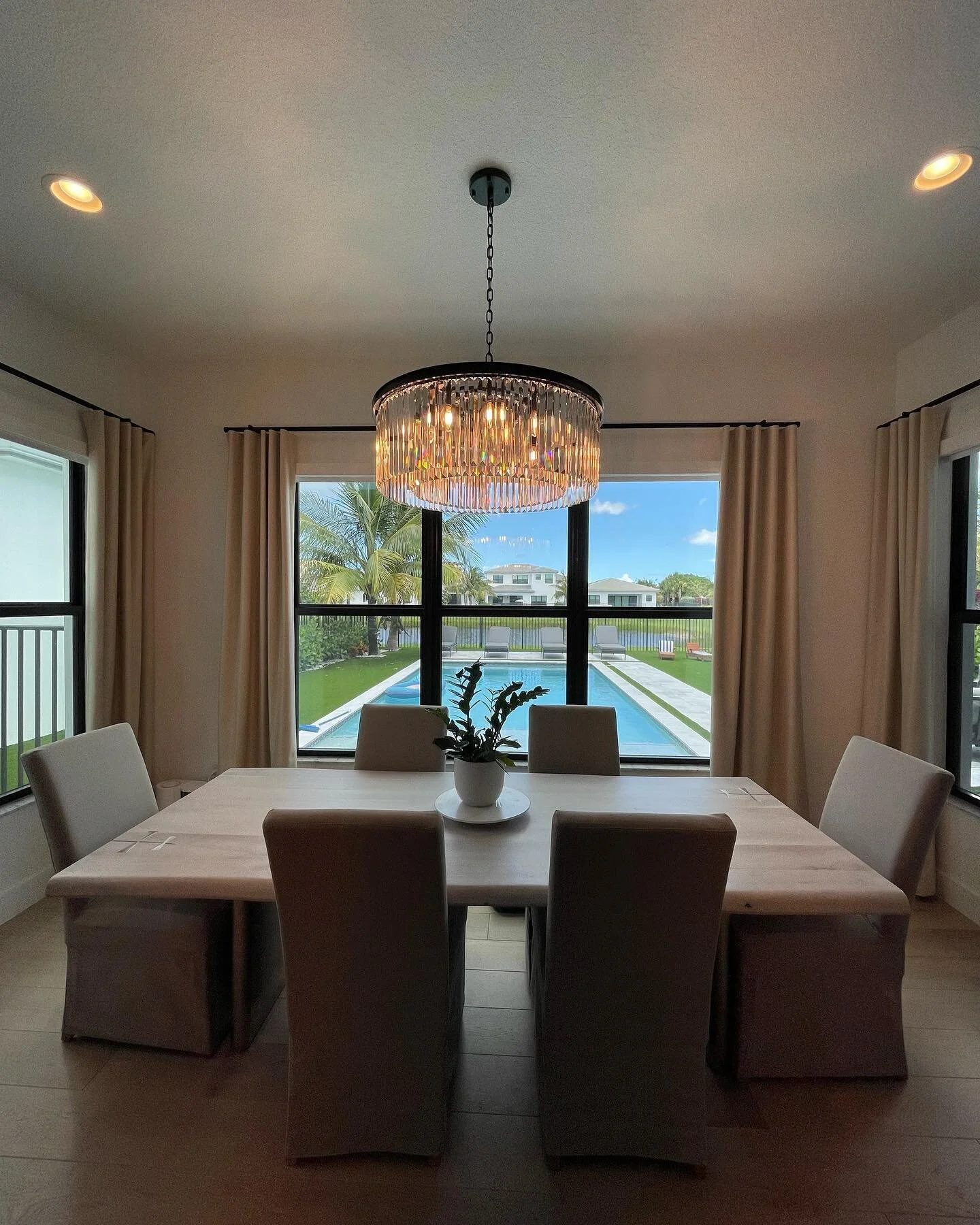 Adding fixed panel drapes to your space will soften up and give it an elegant touch. Check out this dining/kitchen area we added these beautiful ivory side panels to. 
&bull;
&bull;
&bull;
&bull;
&bull; 

#blinds #windowtreatments #curtains #rollerbl