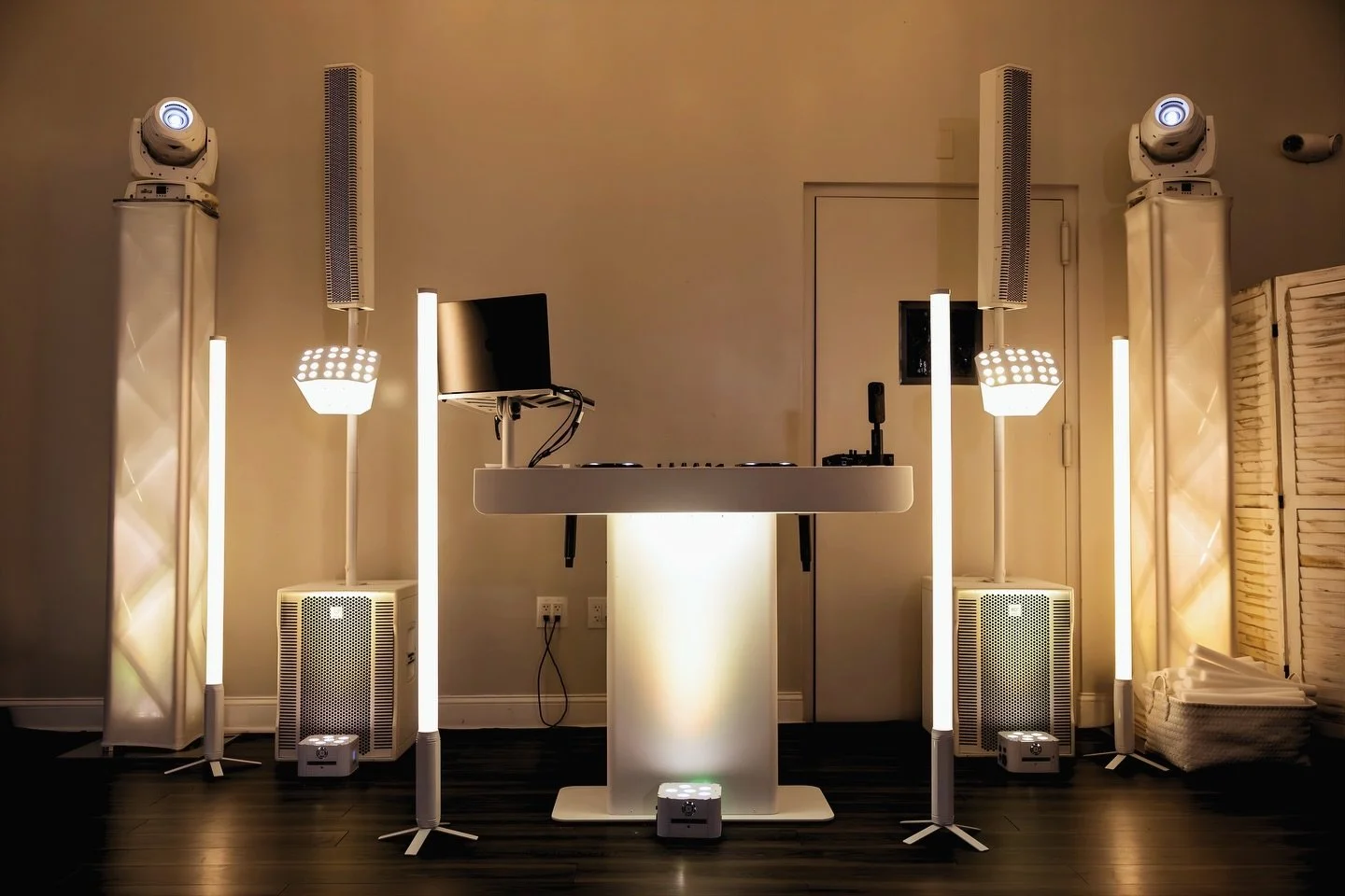 Minimal look&hellip; Maximum impact 💥 

Design matters just as much as sound.

⚡ Lighting: @lightingusa
🔊 Audio: @rcfaudio
🎧 Booth/Gear: @bunngear

This is how we show up! 

#djsetup #mobiledj #eventsdesign #weddingdj #nightlifedj