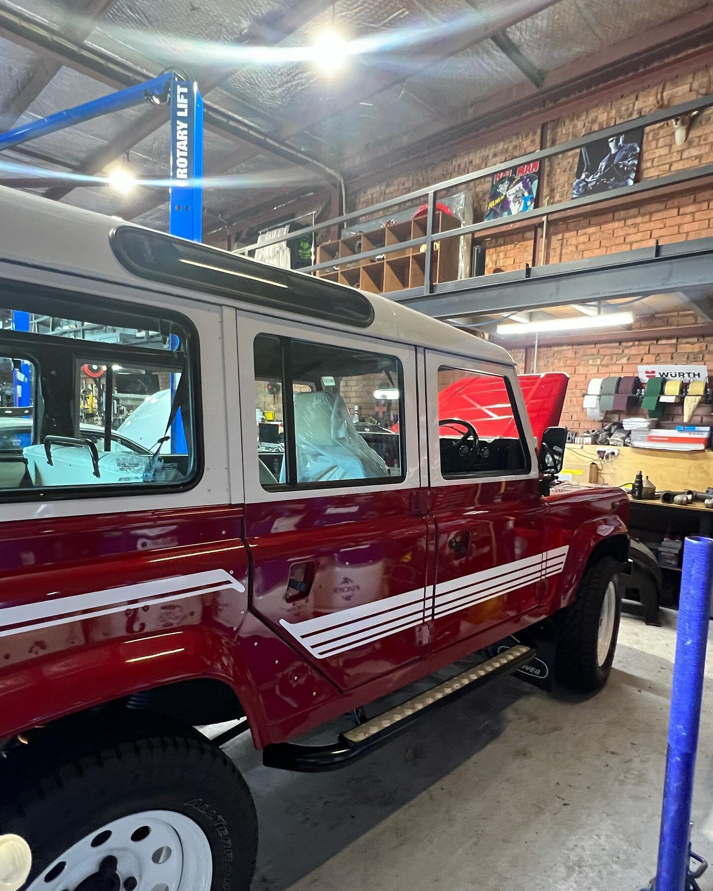 Defender County, SU Carburetors overhaul, service &amp; tune. I look small next to this rig. #vintagelandrover #defender #carsofinstagram #vintagecars #4wd #sydney #mechanic #darylsmotors #service #restoration &amp; #repair #referafriend @iankanik th