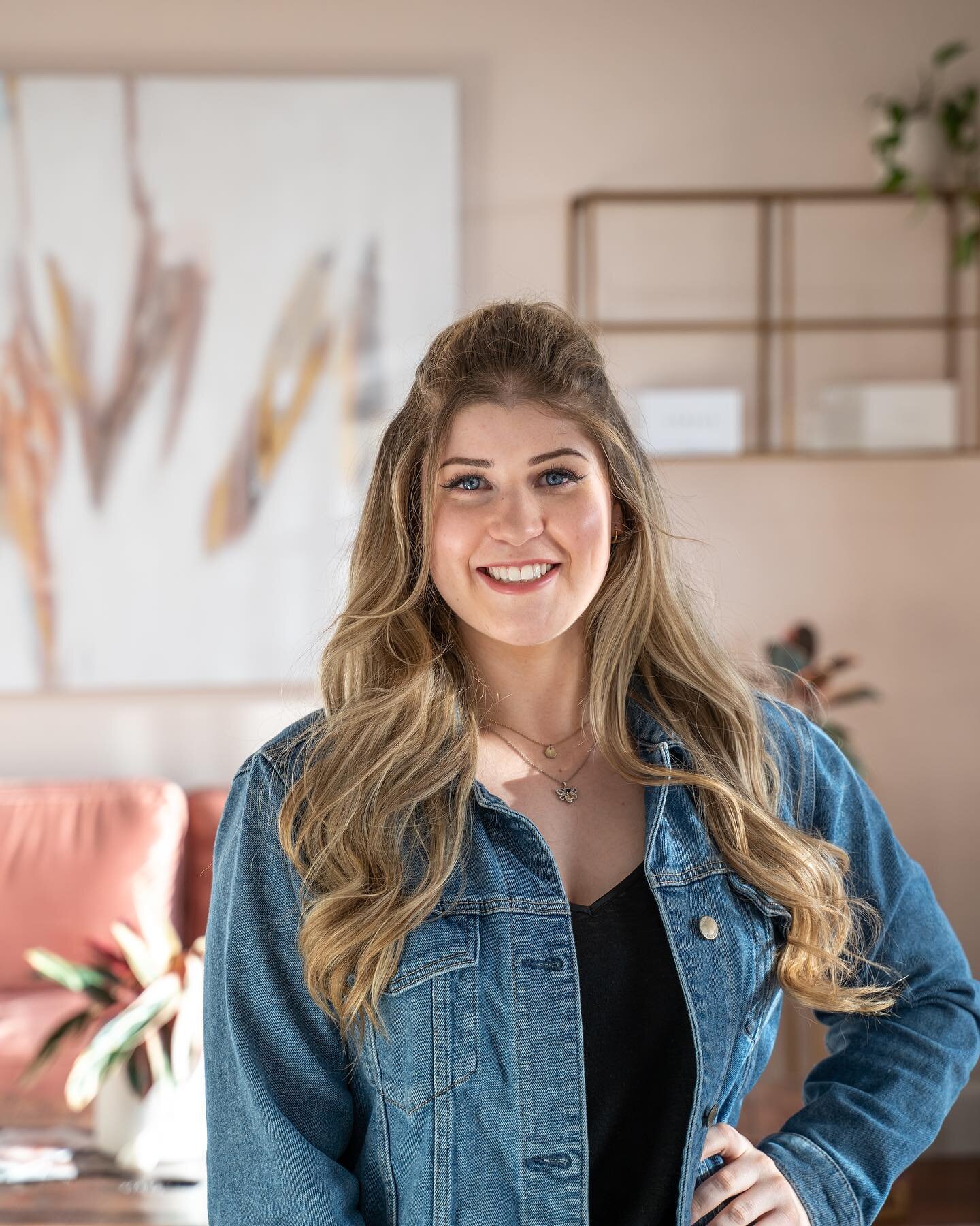 Meet Alex 💛 She&rsquo;s been a Master Aesthetician for 3 years now, and takes pride in helping her clients achieve the confidence they deserve in their own skin. Her business ( Bee Smooth🐝) is mainly focused on her passion- full body waxing. Watchi