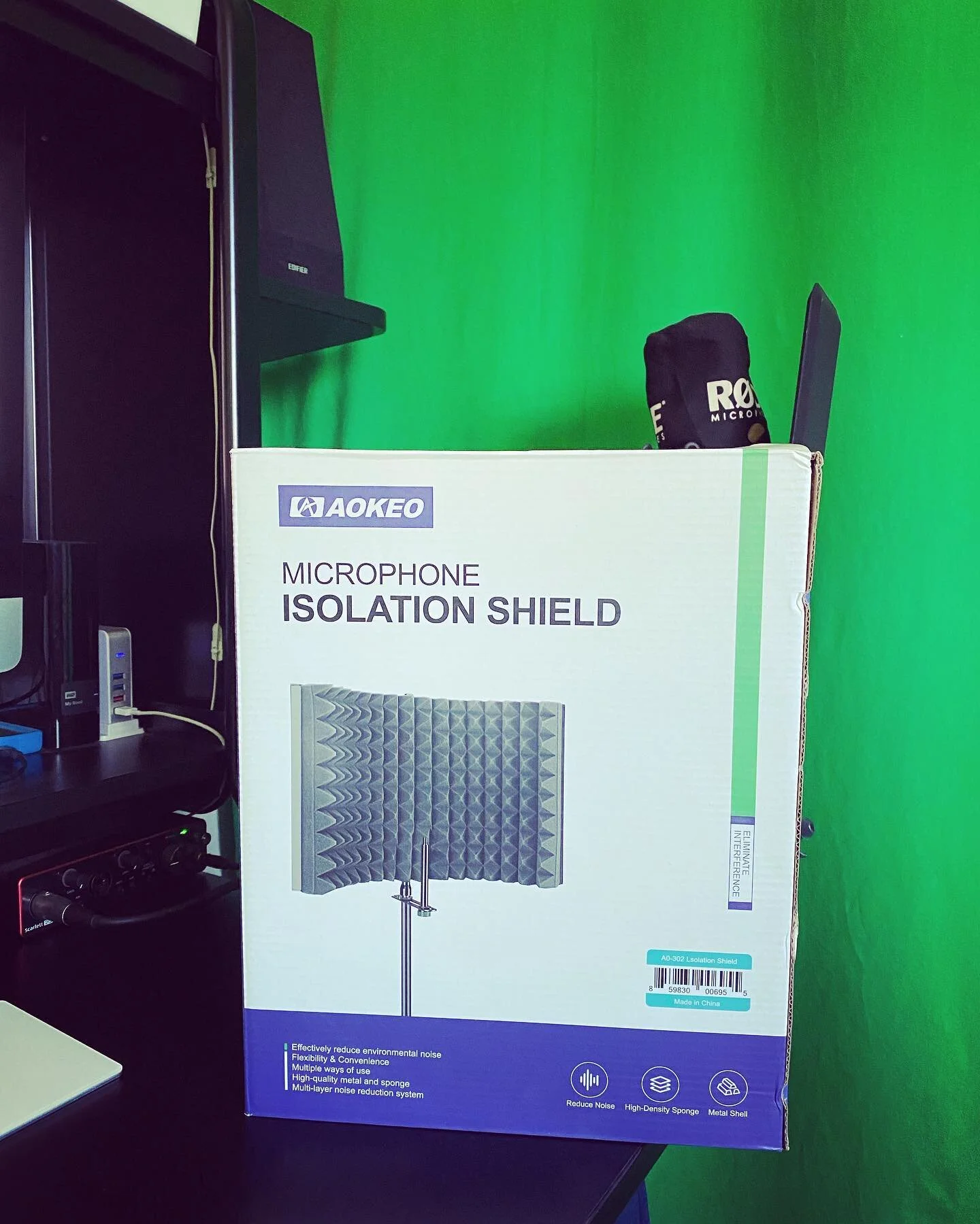 Shhhh ~ ~ ~ 
.
.
.
.
.
#homestudio #homestudiosetup #producersofinstagram #homeproducing #bedroomproducer #bedroomproducers #bedroomproducerlife #bedroommusician #rodemicrophones #aokeo #microphoneisolationshield #isolationshield