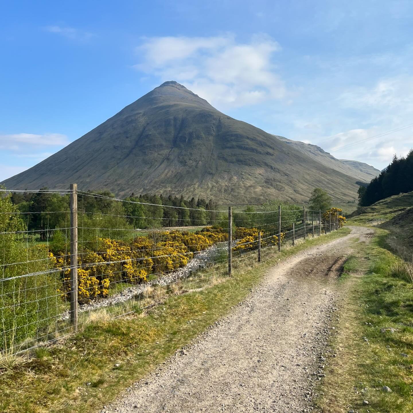 Day 5 of @westhighlandwayofficial from Tyndrum to @kingshouseglencoe at just under 20 miles it was the longest walk of the week but stunning weather helped. 🏴󠁧󠁢󠁳󠁣󠁴󠁿 looking even more amazing than usual, also meeting lots of people from around 