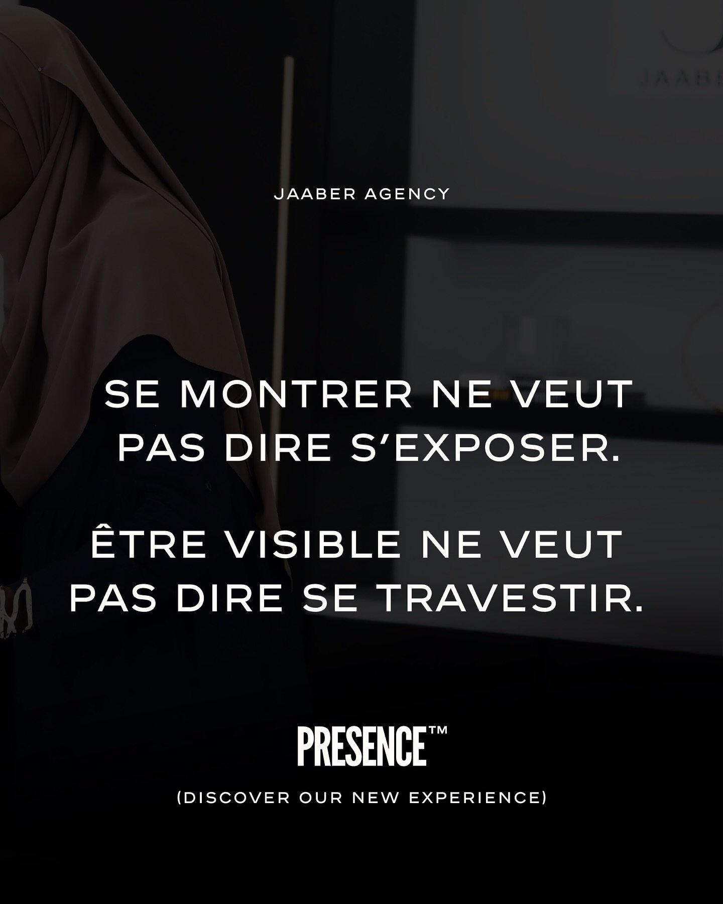 SE MONTRER NE VEUT PAS DIRE S&rsquo;EXPOSER.
&Ecirc;TRE VISIBLE NE VEUT PAS DIRE SE TRAVESTIR.

La pr&eacute;sence n&rsquo;est pas une mise en sc&egrave;ne.
C&rsquo;est un alignement.
Il ne s&rsquo;agit pas d&rsquo;en montrer plus,
mais d&rsquo;appar