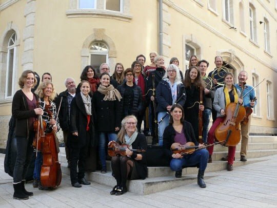 Unser Orchesterpartner ist bei diesem Konzert das Orchester &bdquo;La Banda&ldquo; auf historischen Instrumenten und in solistischer Besetzung, mit denen wir zuletzt Bachs Himmelfahrts- und Osteroratorium musiziert haben. Es ist immer eine gro&szlig;