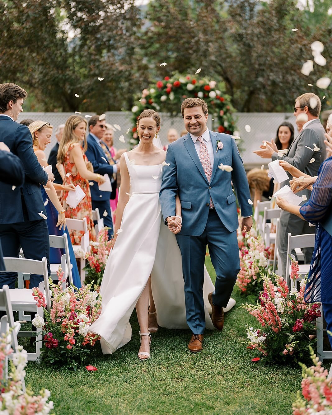 The very first Monday of 2025 is here! We&rsquo;re overjoyed to officially welcome 2025 because it means WEDDING YEAR for so many of our couples anticipating their big day this year. 
.
Georgina and Sean&rsquo;s colorful summer wedding from last July