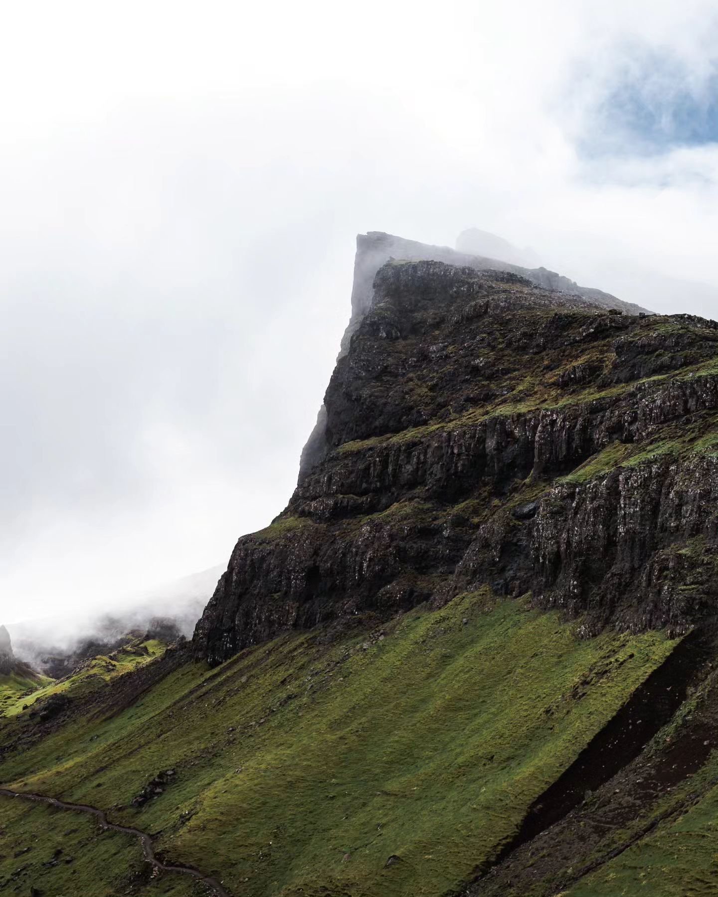 &bull; Rugged mountains at Isle of Skye, Scotland ⛰️⁠
⁠
👉🏻 Everything about Scotland in one place #mitevisuals_scotland 🏴󠁧󠁢󠁳󠁣󠁴󠁿⁠
⁠
🙋🏼&zwj;♂️ Follow @mitevisuals for more⁠
⁠
&bull;⁠
&bull;⁠
&bull;⁠
&bull;⁠
&bull;⁠
#scotland #isleofskye #old